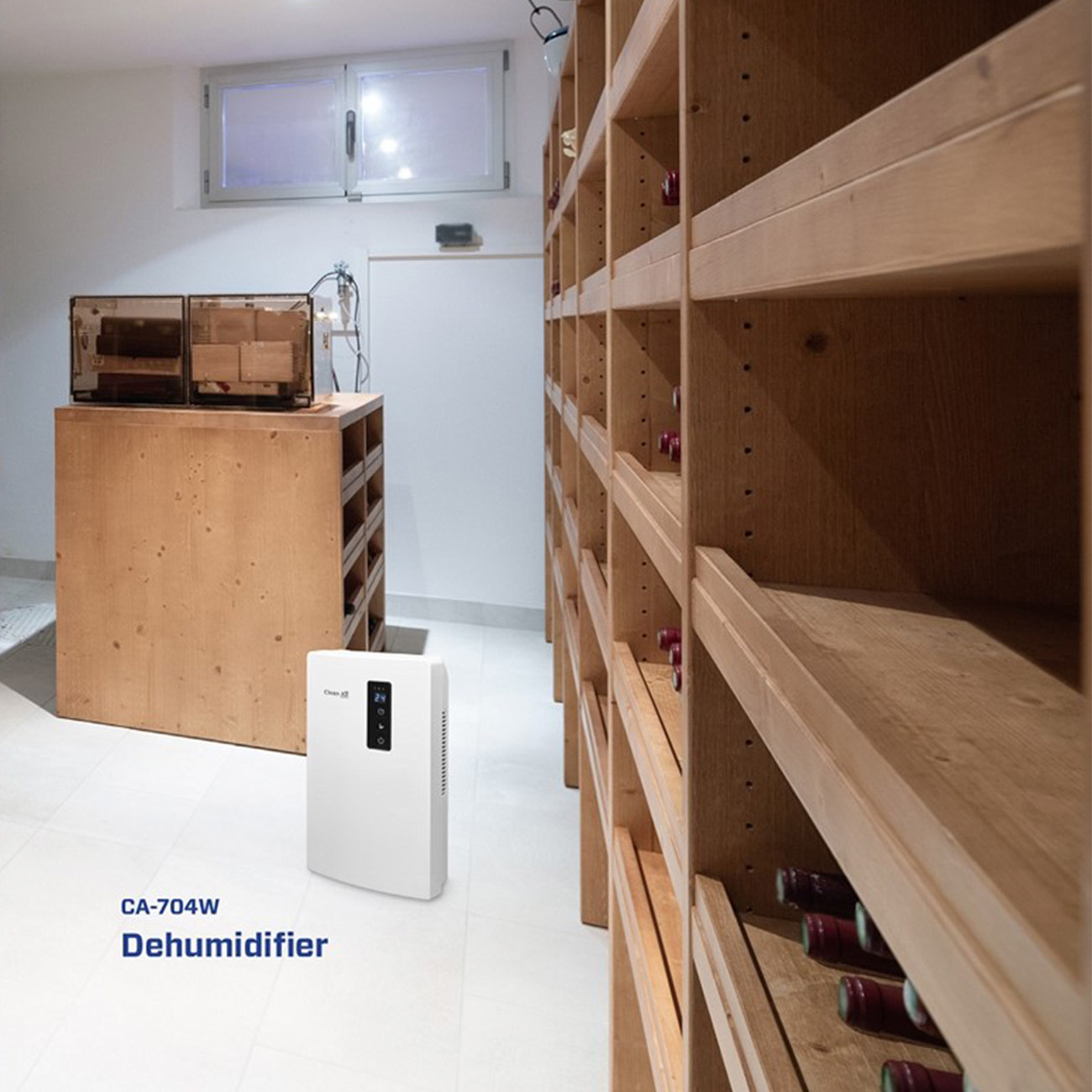 Biały osuszacz na podłodze. Drewniane półki i okno w tle.