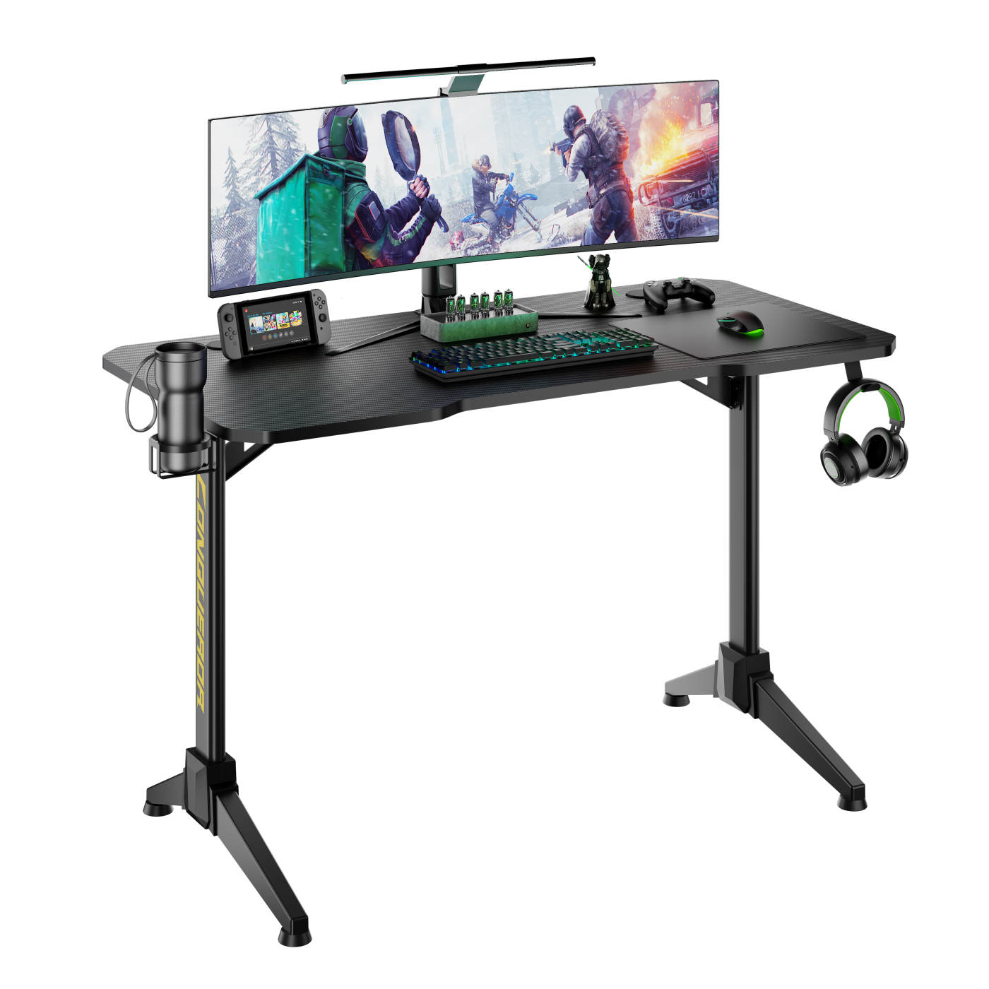 Een gaming-opstelling met een bureau, monitor, toetsenbord en accessoires, tegen een witte achtergrond.