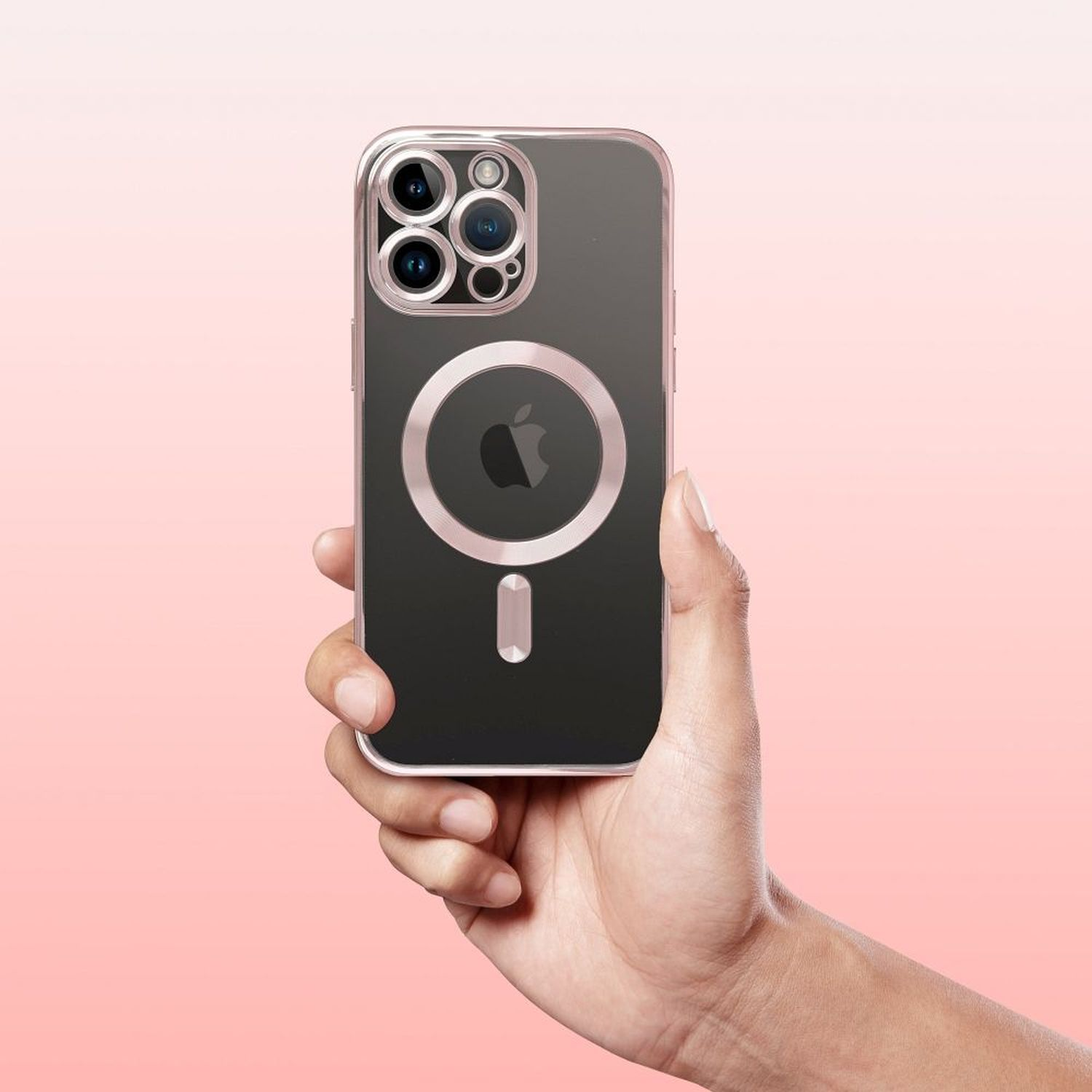 Hand hält ein iPhone in einer transparenten Hülle. Pinker Hintergrund. Das Telefon hat drei Kameras.