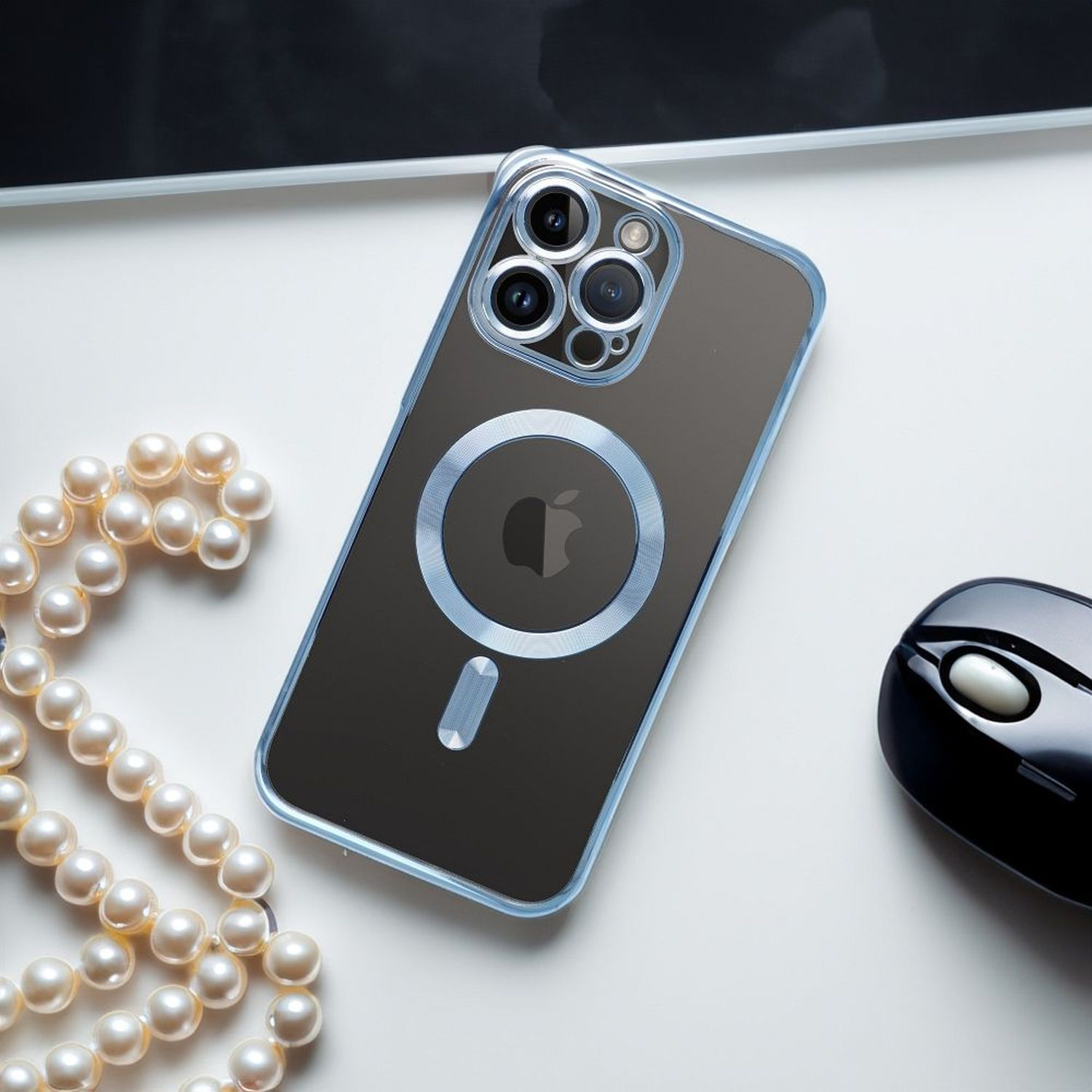 iPhone in una custodia trasparente con cerchio magnetico, su superficie bianca.
