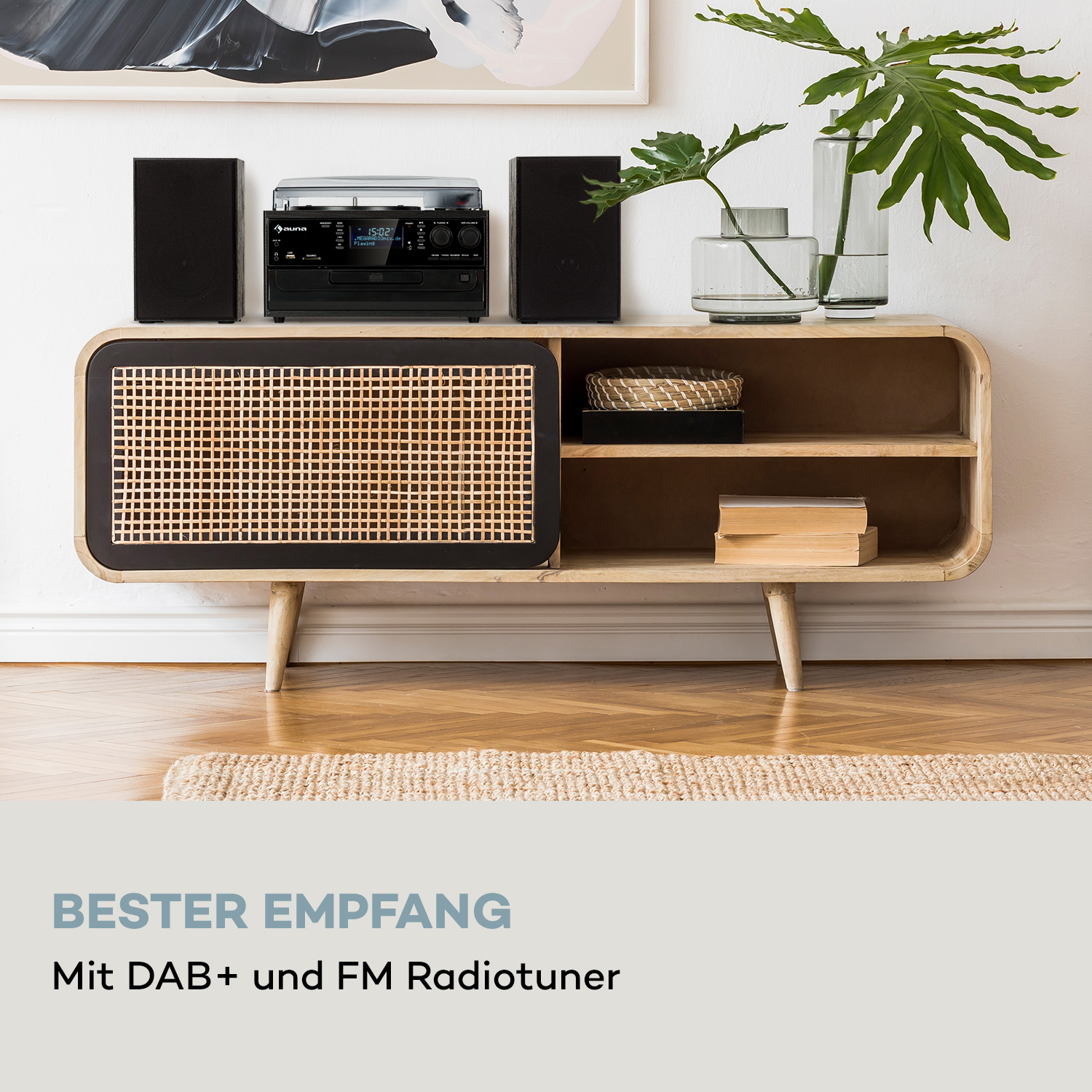 Holzschrank mit Lautsprechern und Stereoanlage. Text 'Bester Empfang' darunter sichtbar.