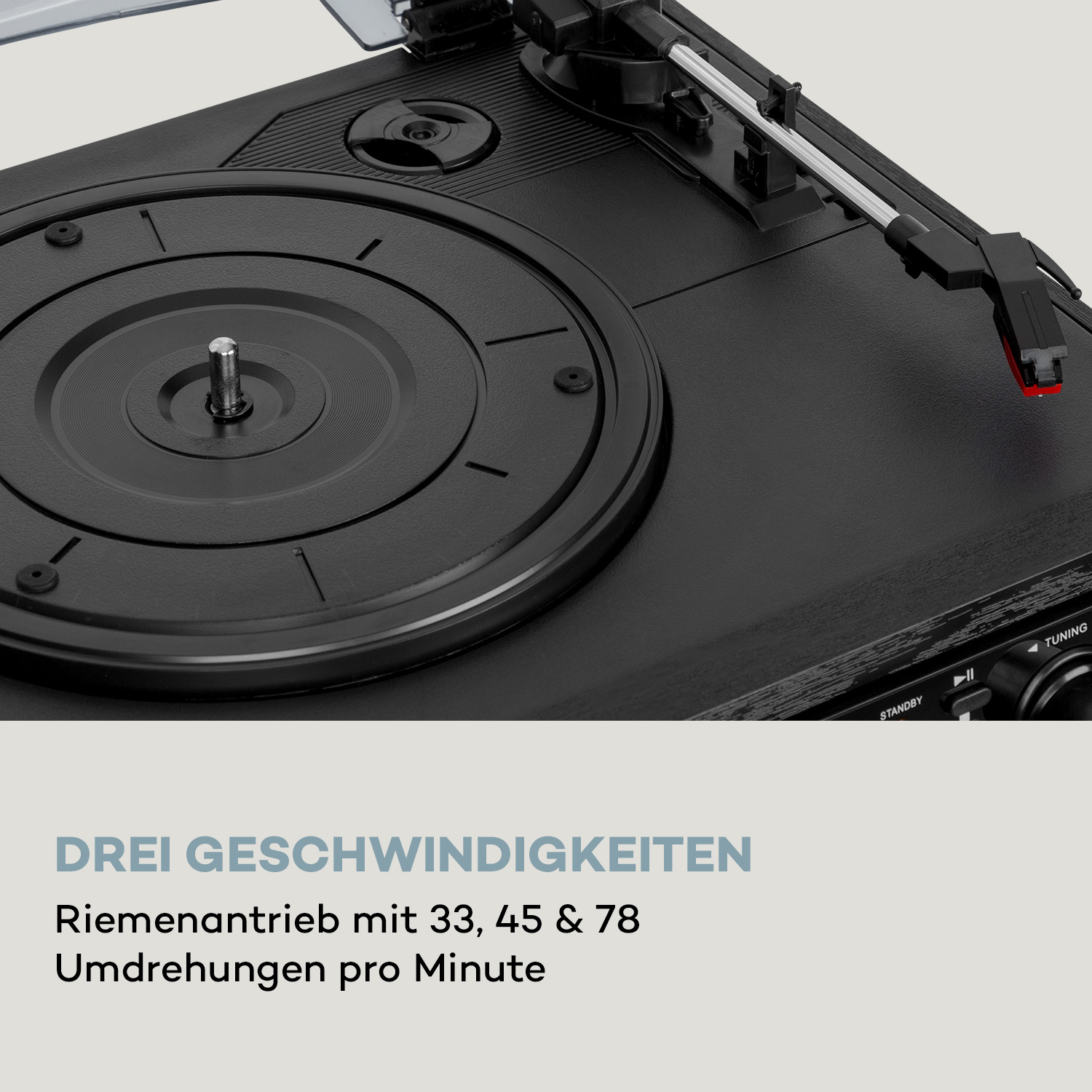 Schwarzer Plattenspieler mit Nahaufnahme der Abspielfläche und Bedienelemente.