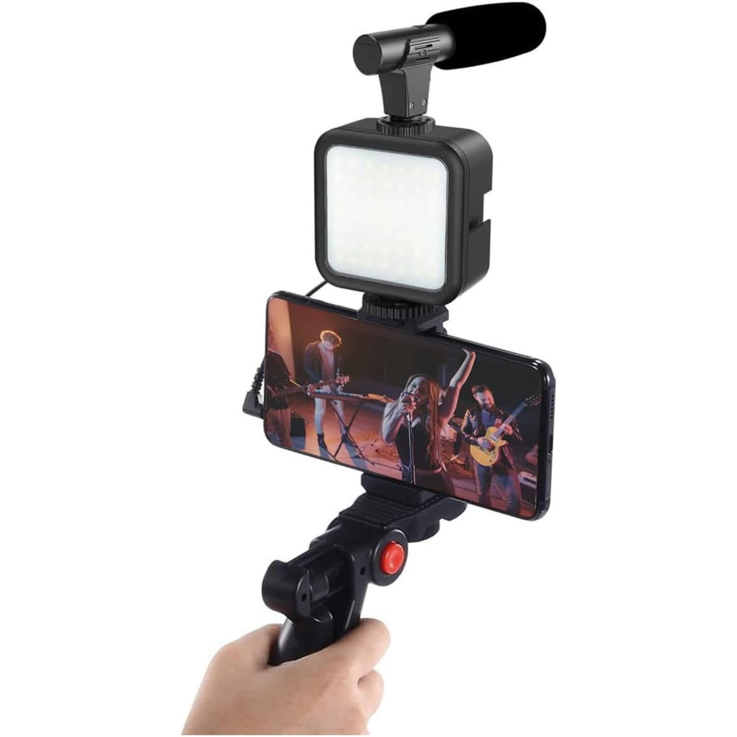 Un telefono cellulare con un microfono e una luce collegati, tenuto in mano, che filma una band che suona musica.