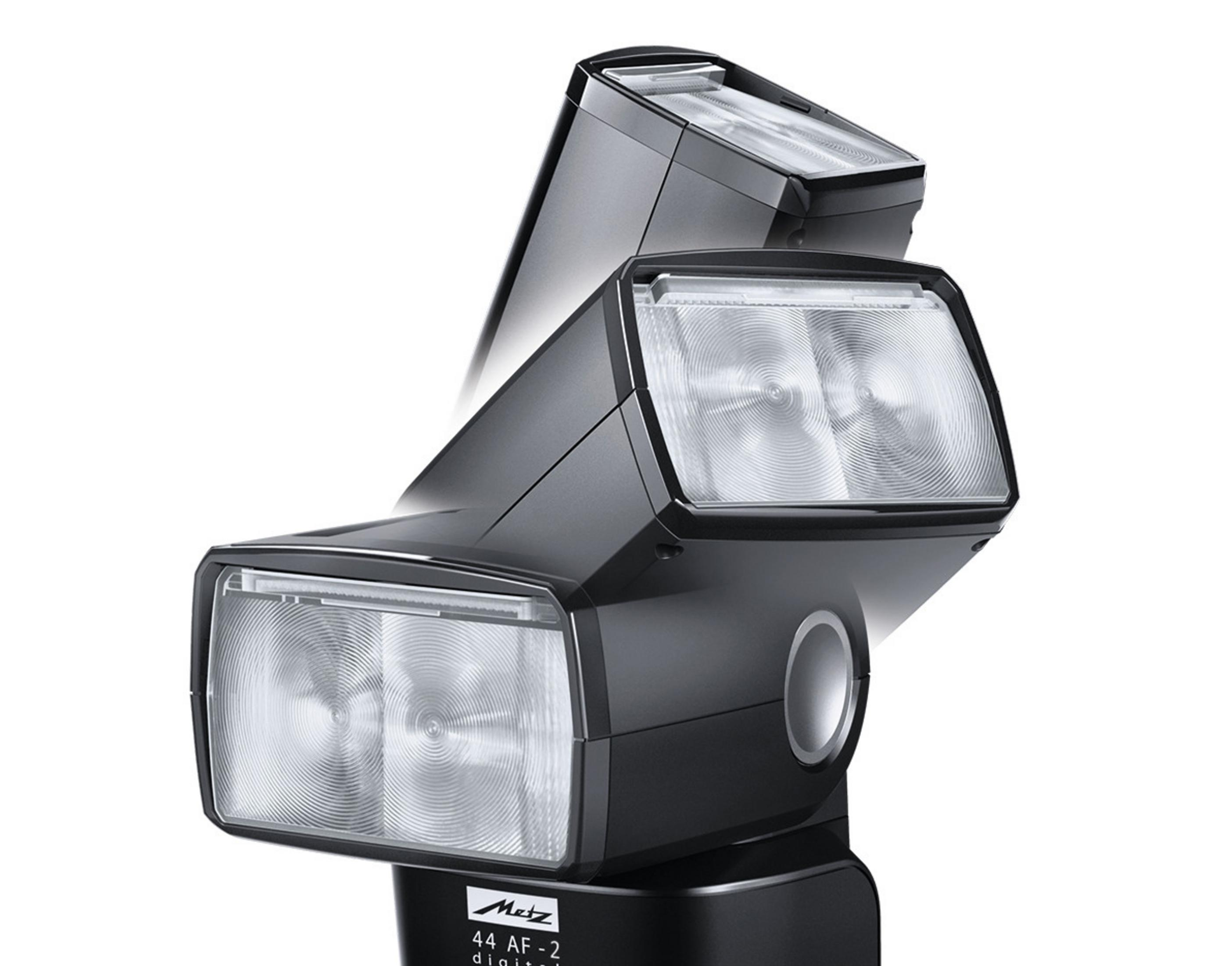 Czarna lampa błyskowa aparatu. Urządzenie ma dwa źródła światła, ustawione pod kątem i ułożone.