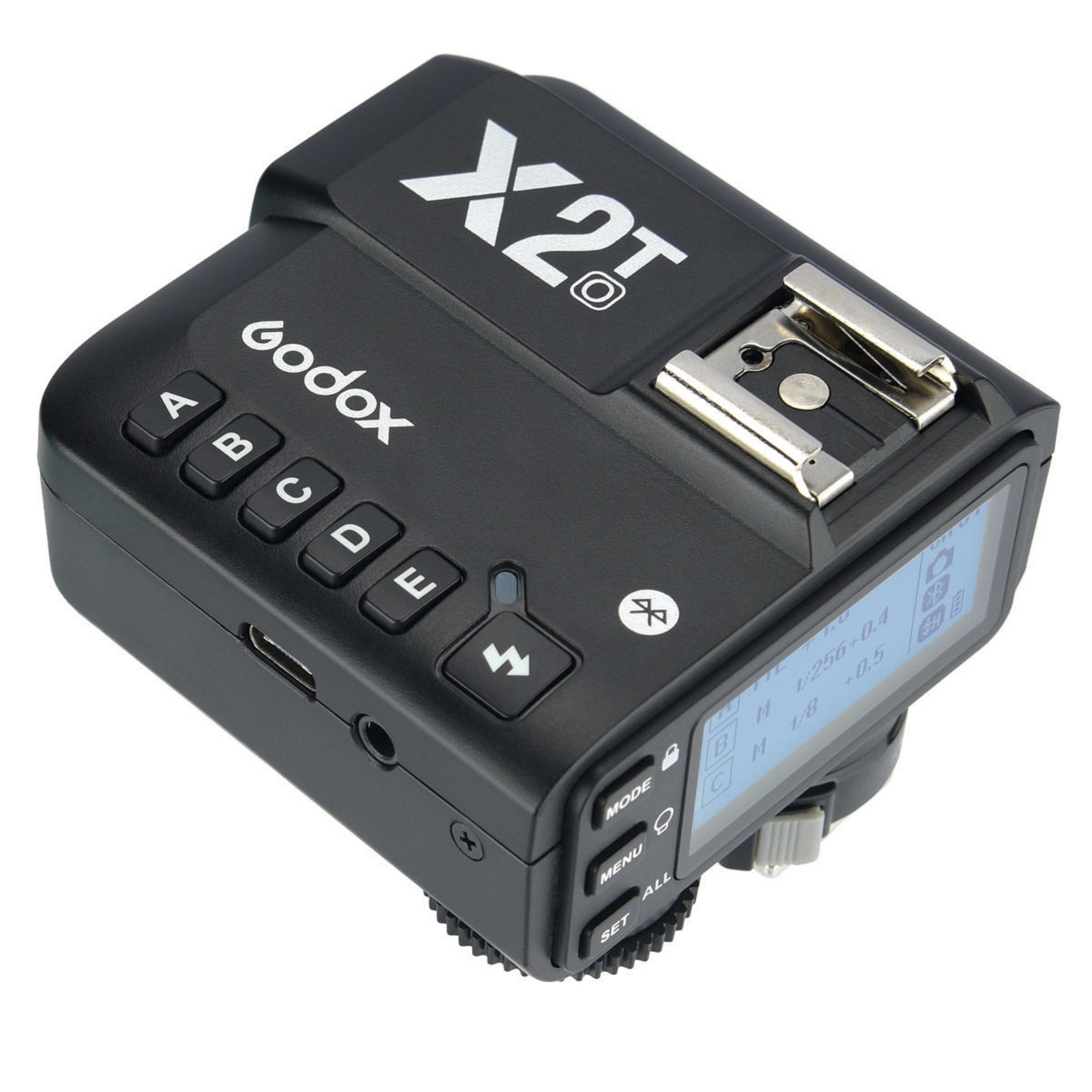 Disparador de flash Godox X2T negro. Tiene varios botones, una pequeña pantalla y una zapata. Fondo blanco.