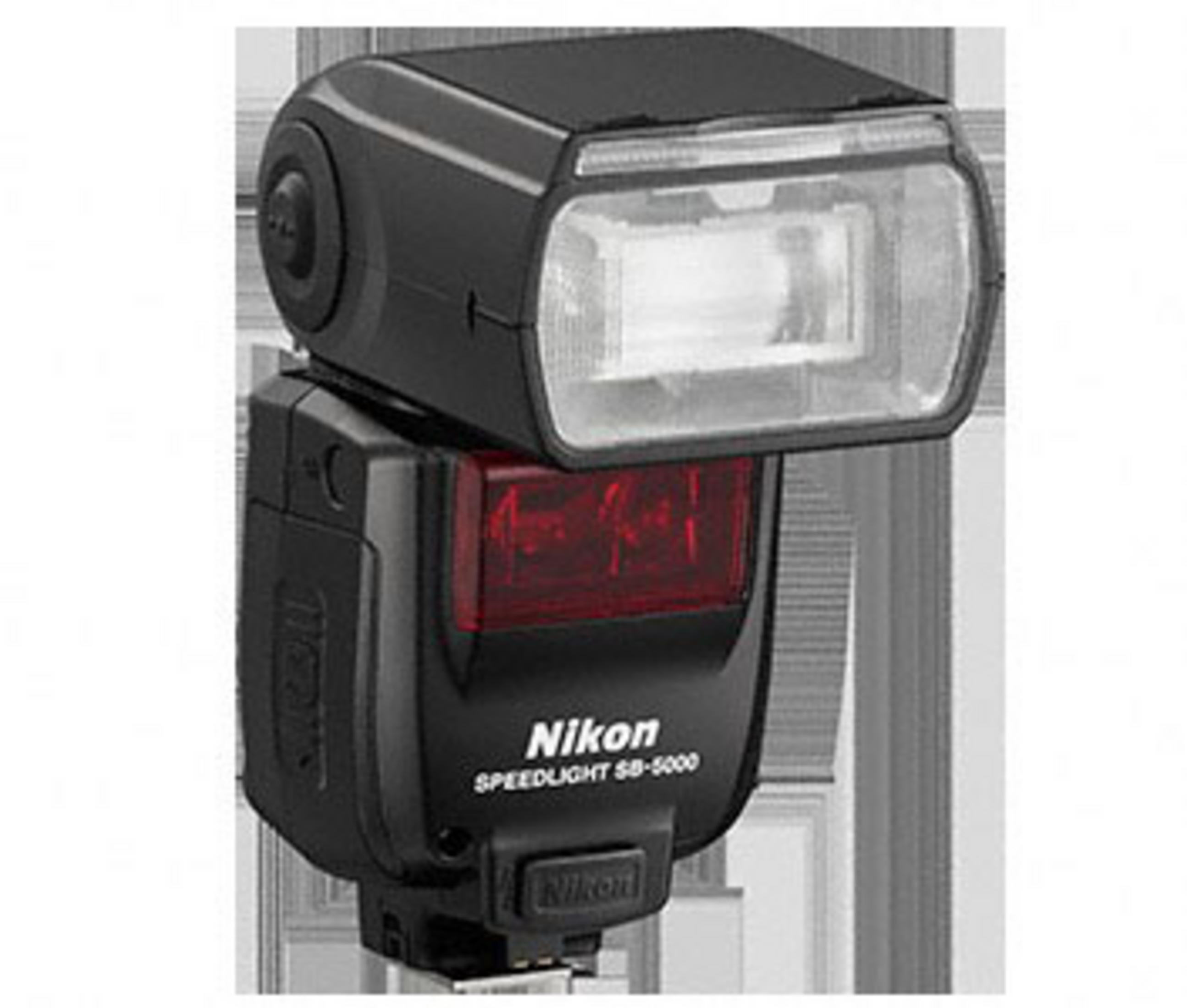 Flash Nikon Speedlight SB-5000 negro. Tiene una base roja y un cabezal de luz rectangular.