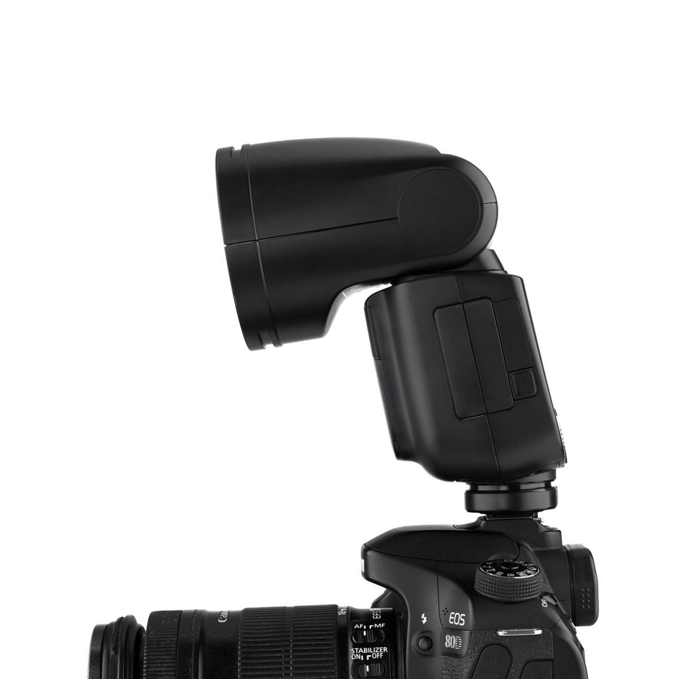 Schwarzer Kamera-Blitz auf einer Canon EOS Kamera, isoliert auf Weiß.