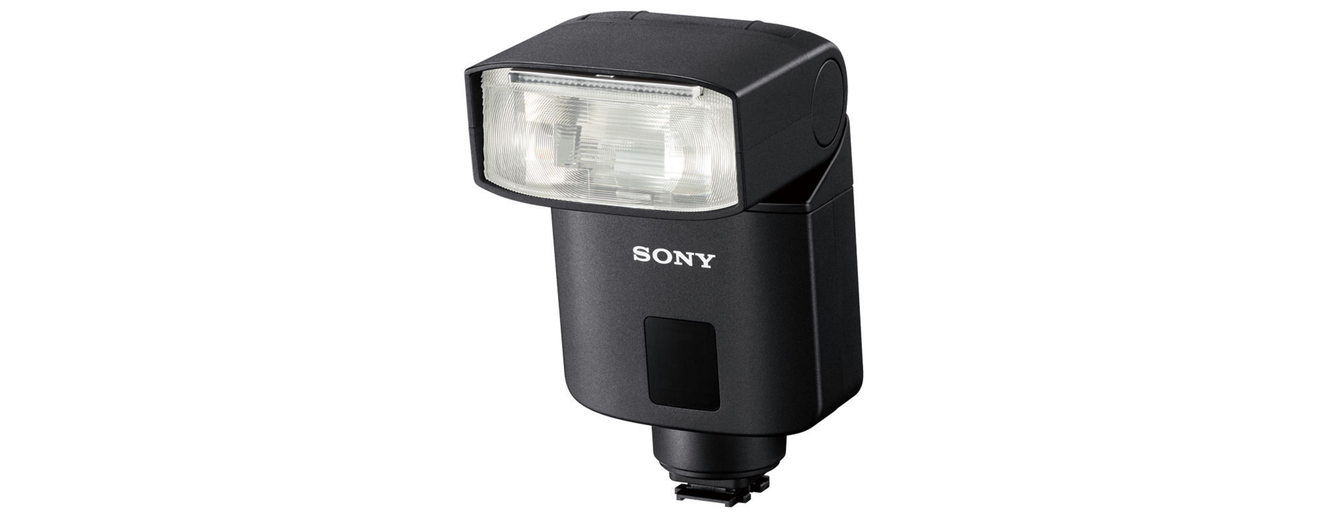 Schwarzer Sony Blitz. Er befindet sich auf weißem Hintergrund.