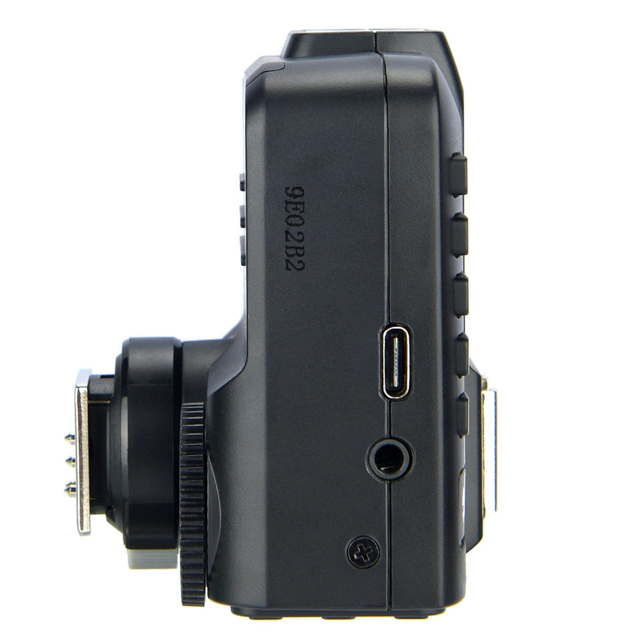 Flash della fotocamera nero, vista laterale, con varie porte e un attacco per il montaggio.