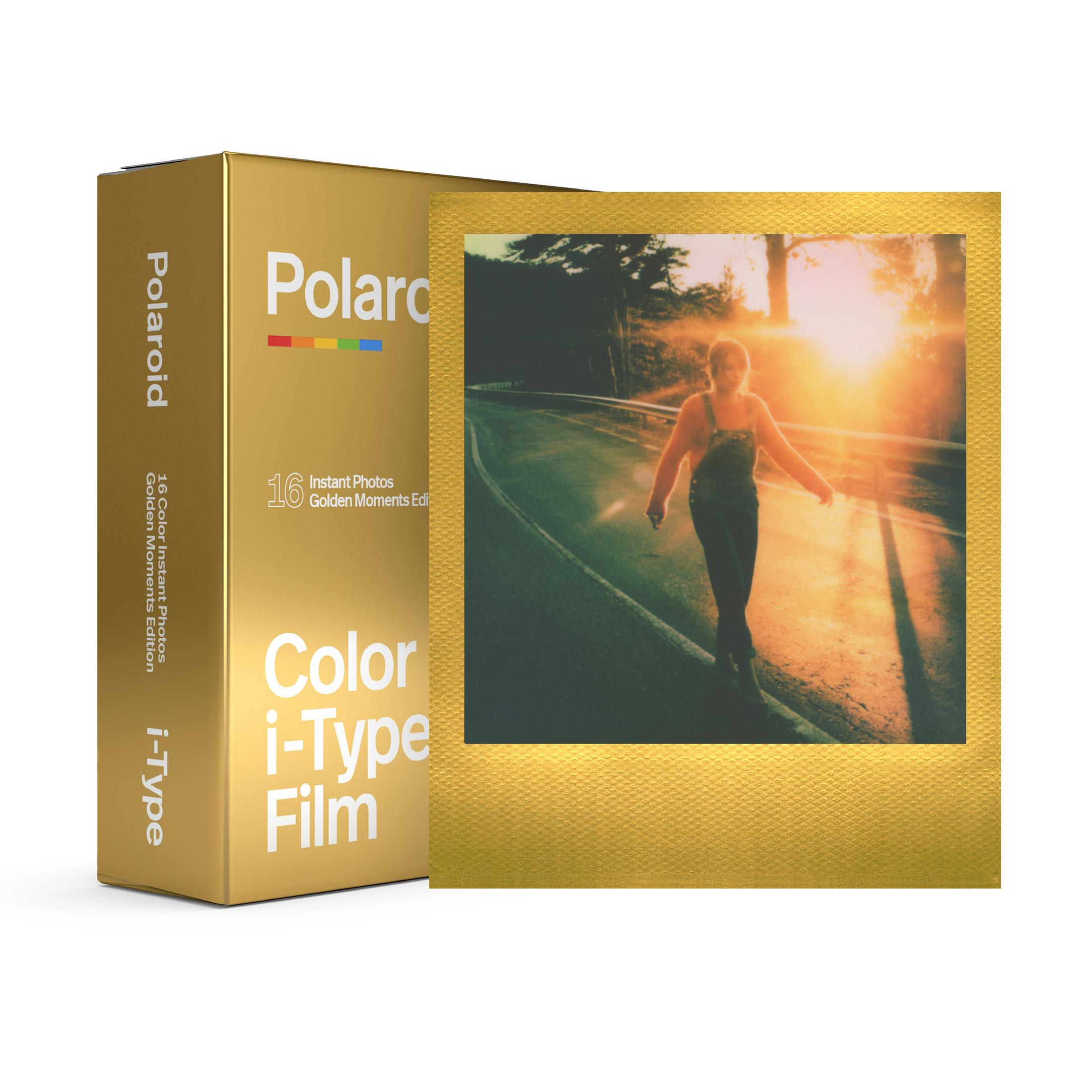 Scatola di pellicola Polaroid i-Type e foto con cornice dorata. Una donna è su una strada con tramonto.