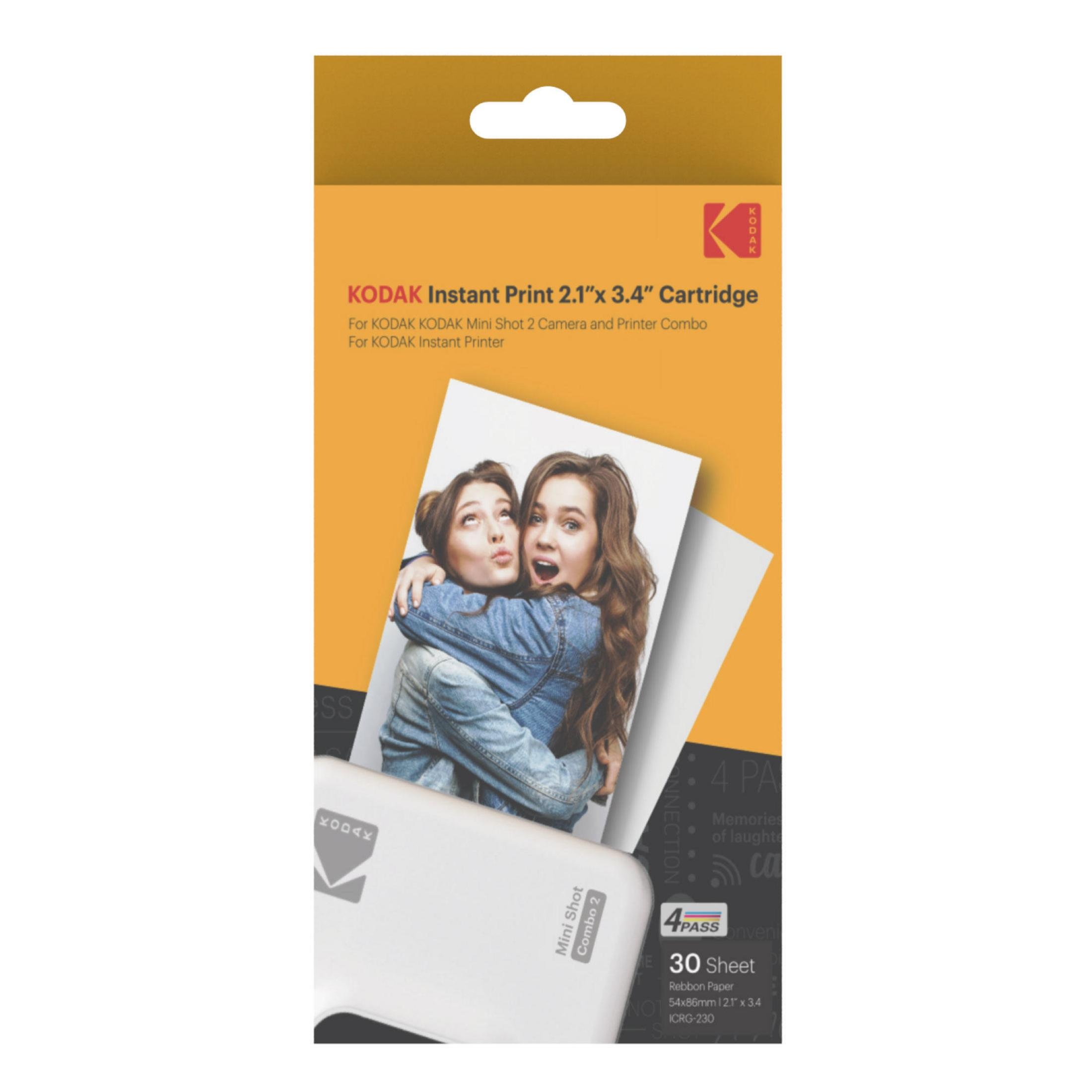 Ein Sandisk SD-Kartenadapter und eine rot-graue SanDisk Ultra microSD-Karte. Der Hintergrund ist weiß.