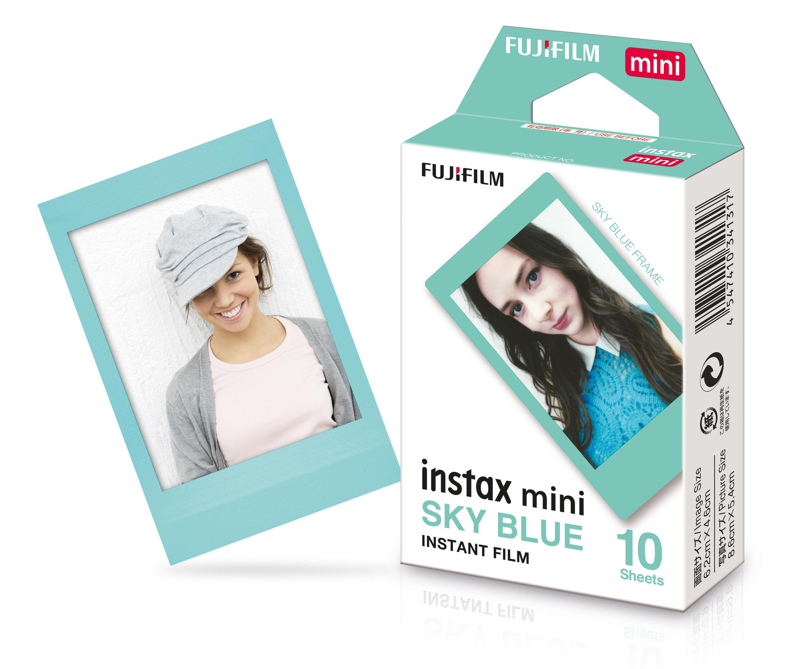 Zwei Fotos: eine Frau mit Hut und eine Schachtel Fujifilm instax mini Sky Blue Sofortbildfilm.