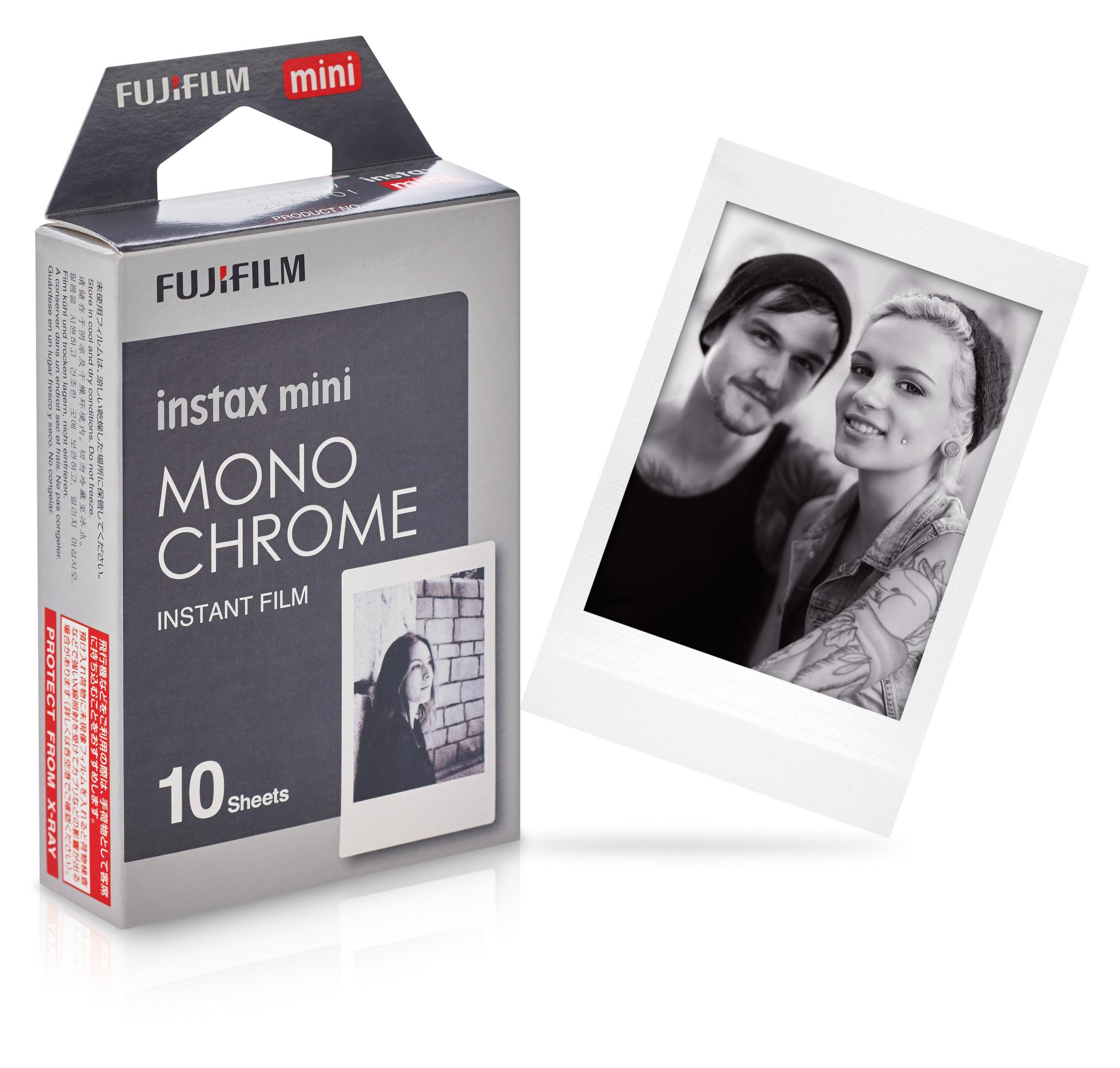 Schachtel mit Fujifilm Instax Mini Monochrome Film mit Foto eines Paares.