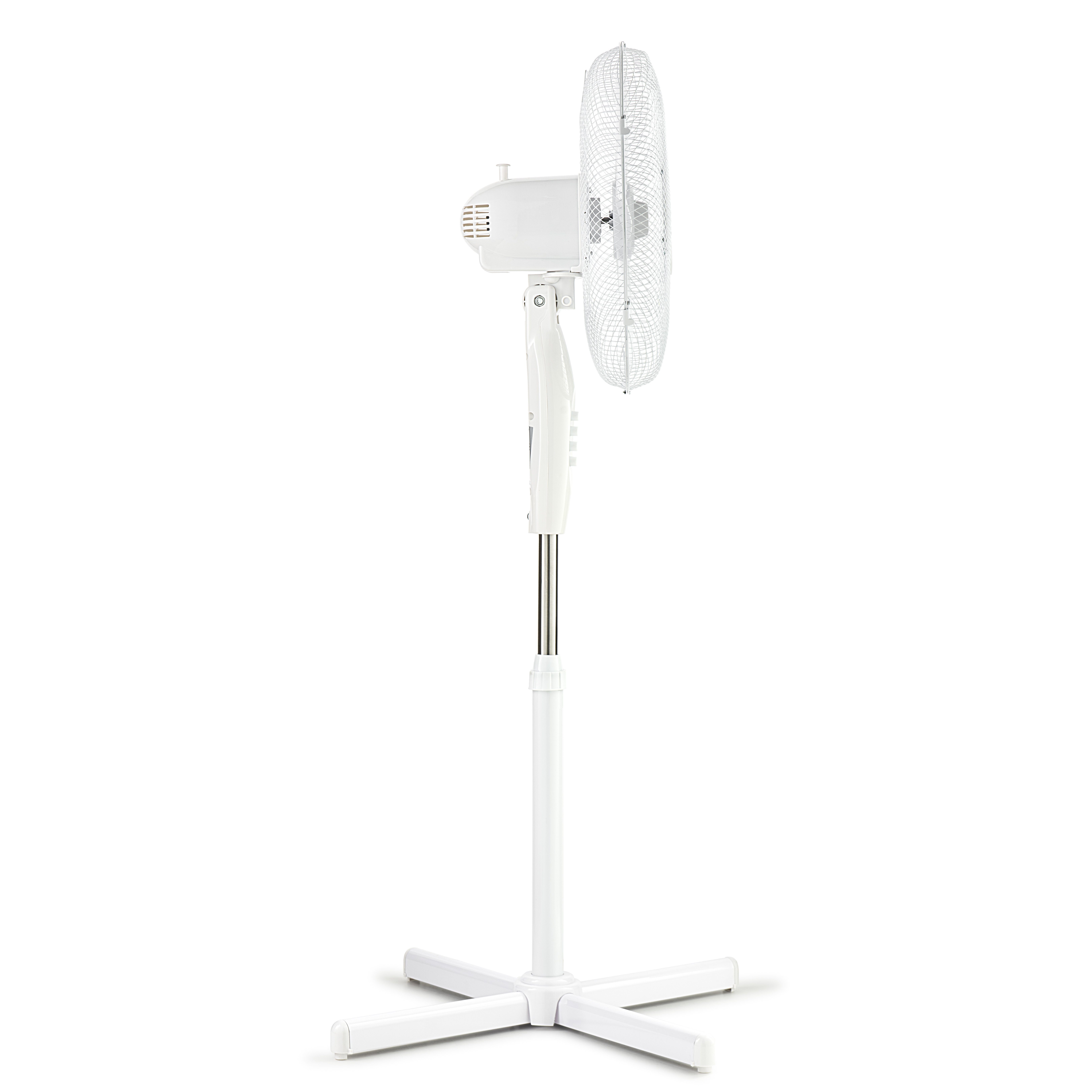 Un ventilador de pie blanco sobre un fondo blanco. Tiene un cabezal de ventilador y una base alta.