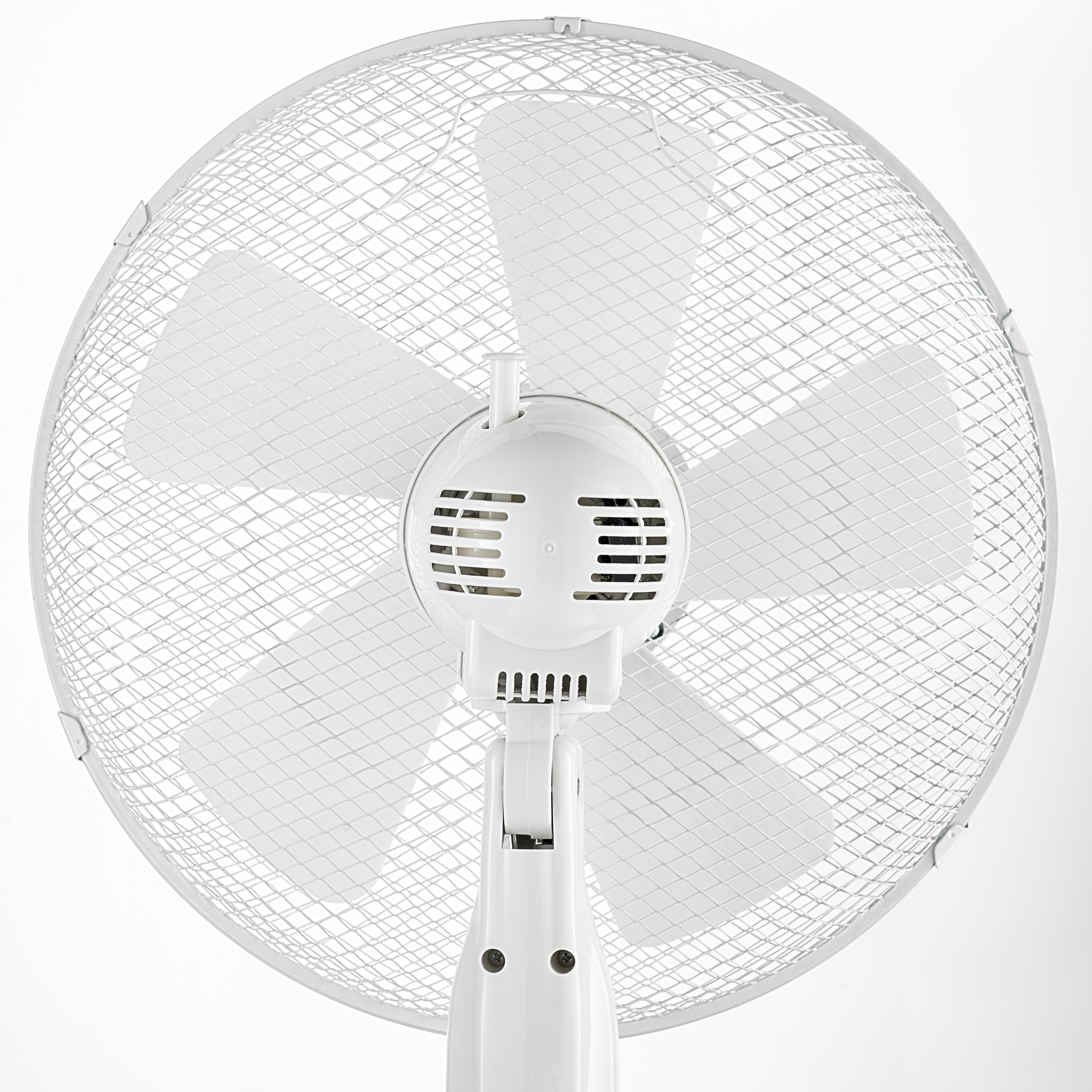 Ventilador blanco con cuatro aspas y una rejilla de seguridad.