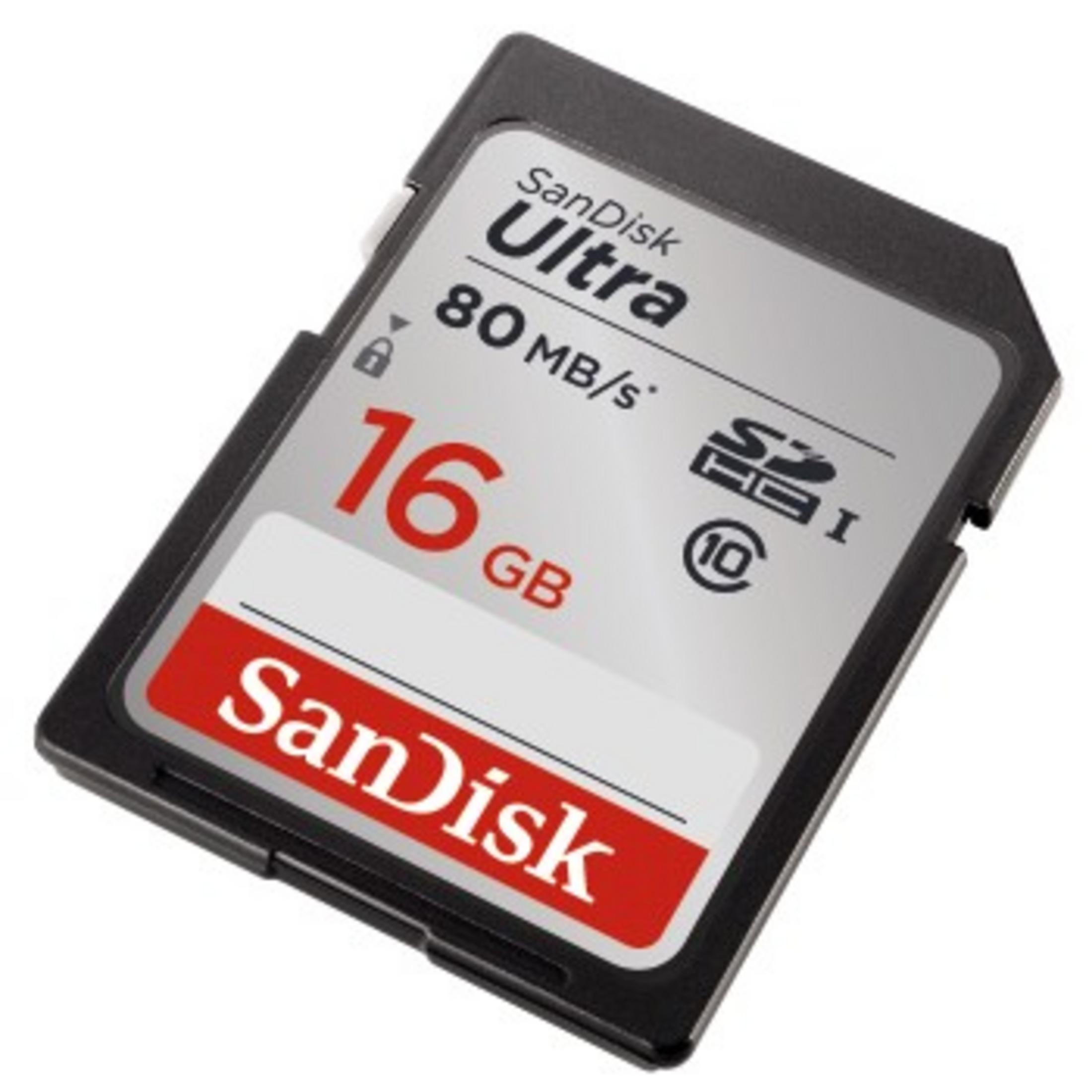 Una scheda SD SanDisk Ultra da 16 GB nera e argento.
