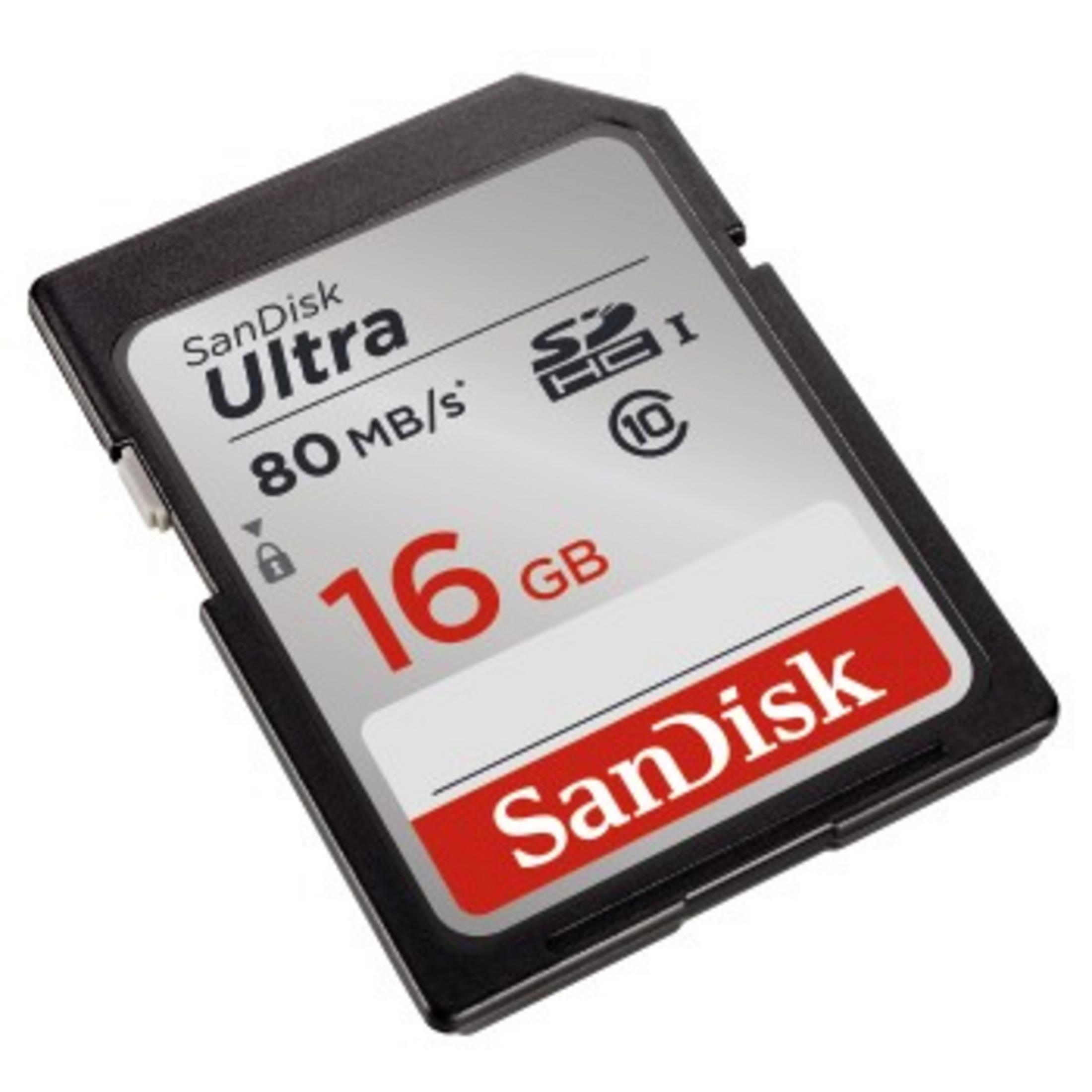 Scheda micro SD SanDisk da 16 GB nera e argentata con adattatore su sfondo bianco.
