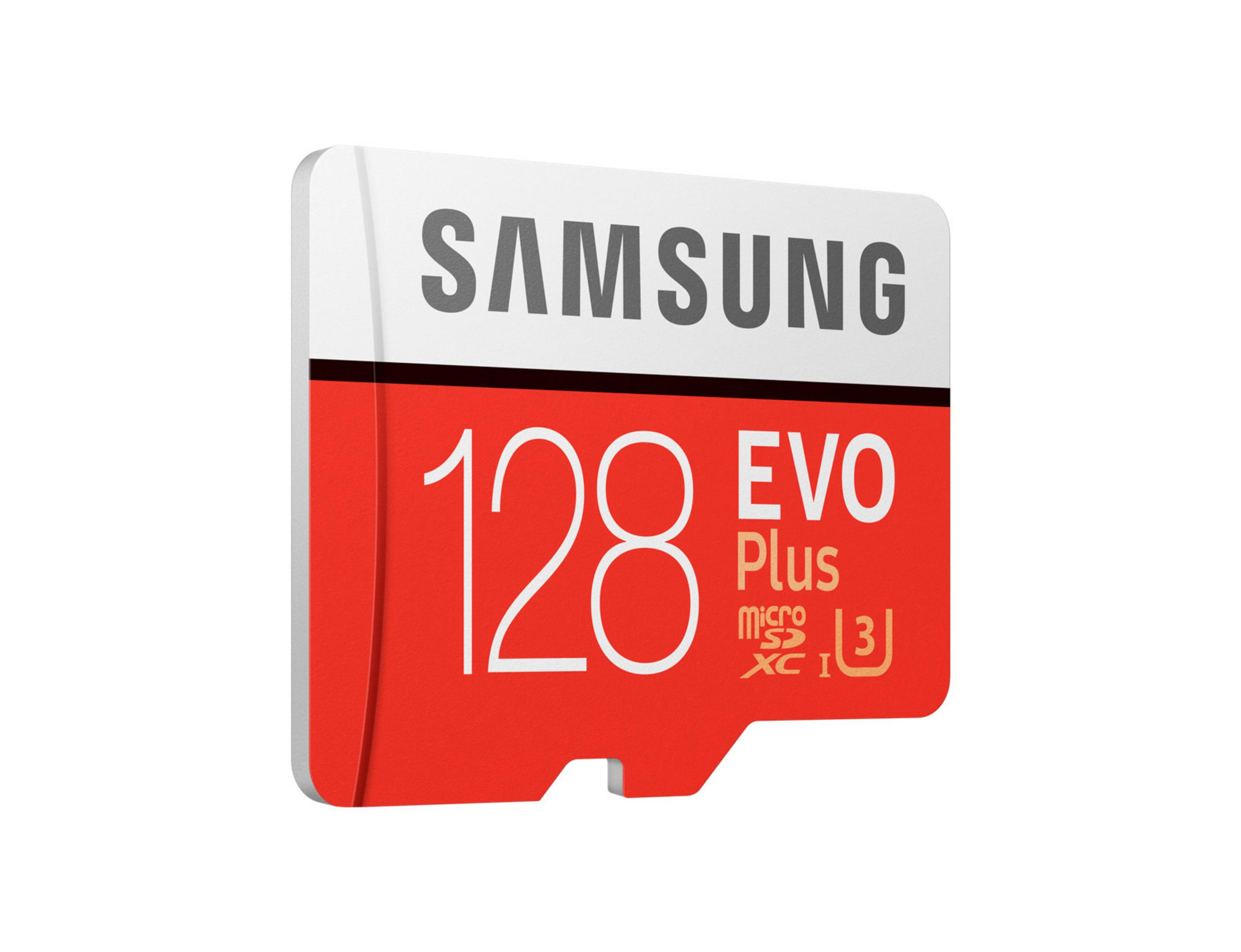 Eine rot-weiße Samsung MicroSD-Karte auf weißem Hintergrund. Sie hat die Aufschrift 128 EVO Plus.