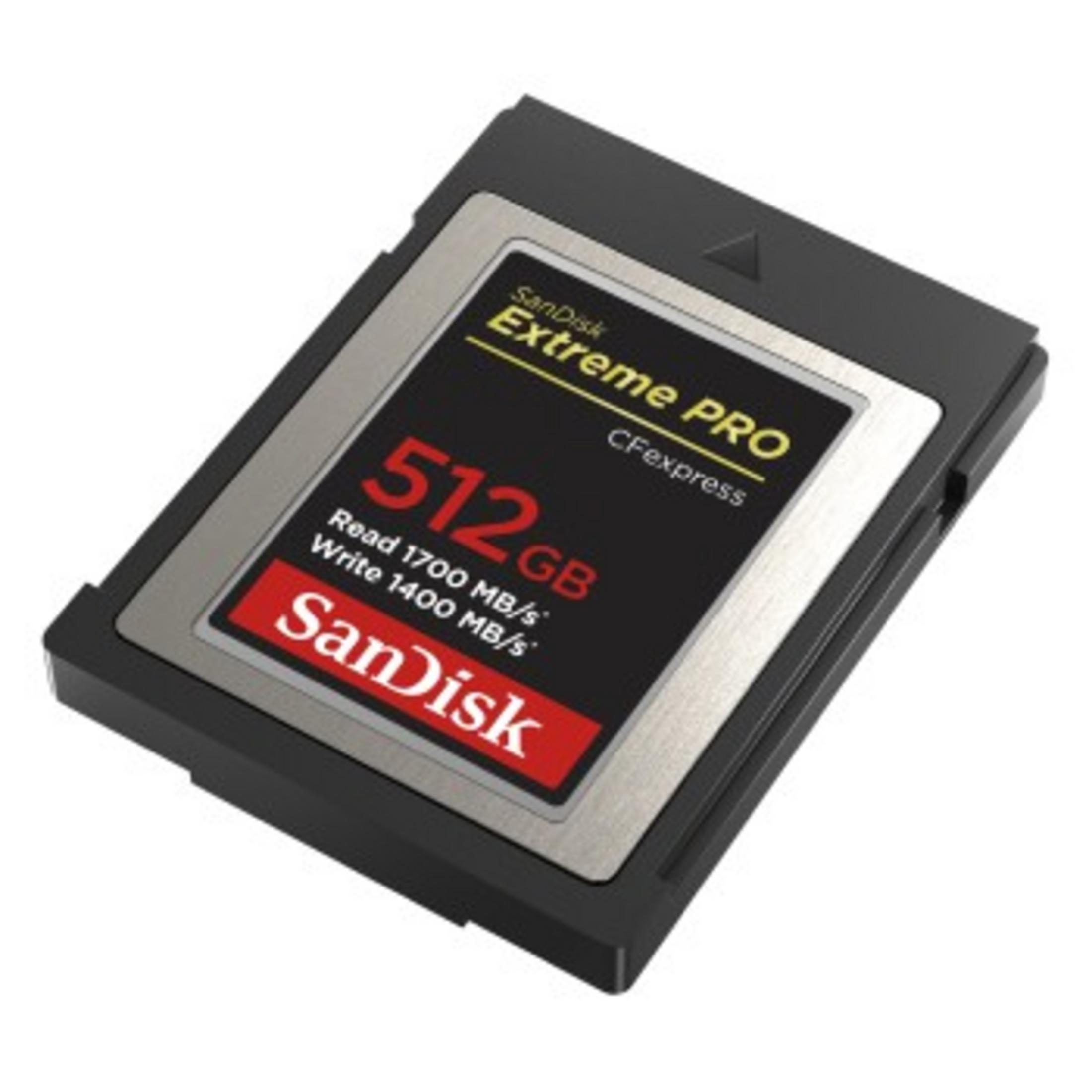Una scheda SanDisk Extreme PRO CFexpress nera e argento con testo sopra.