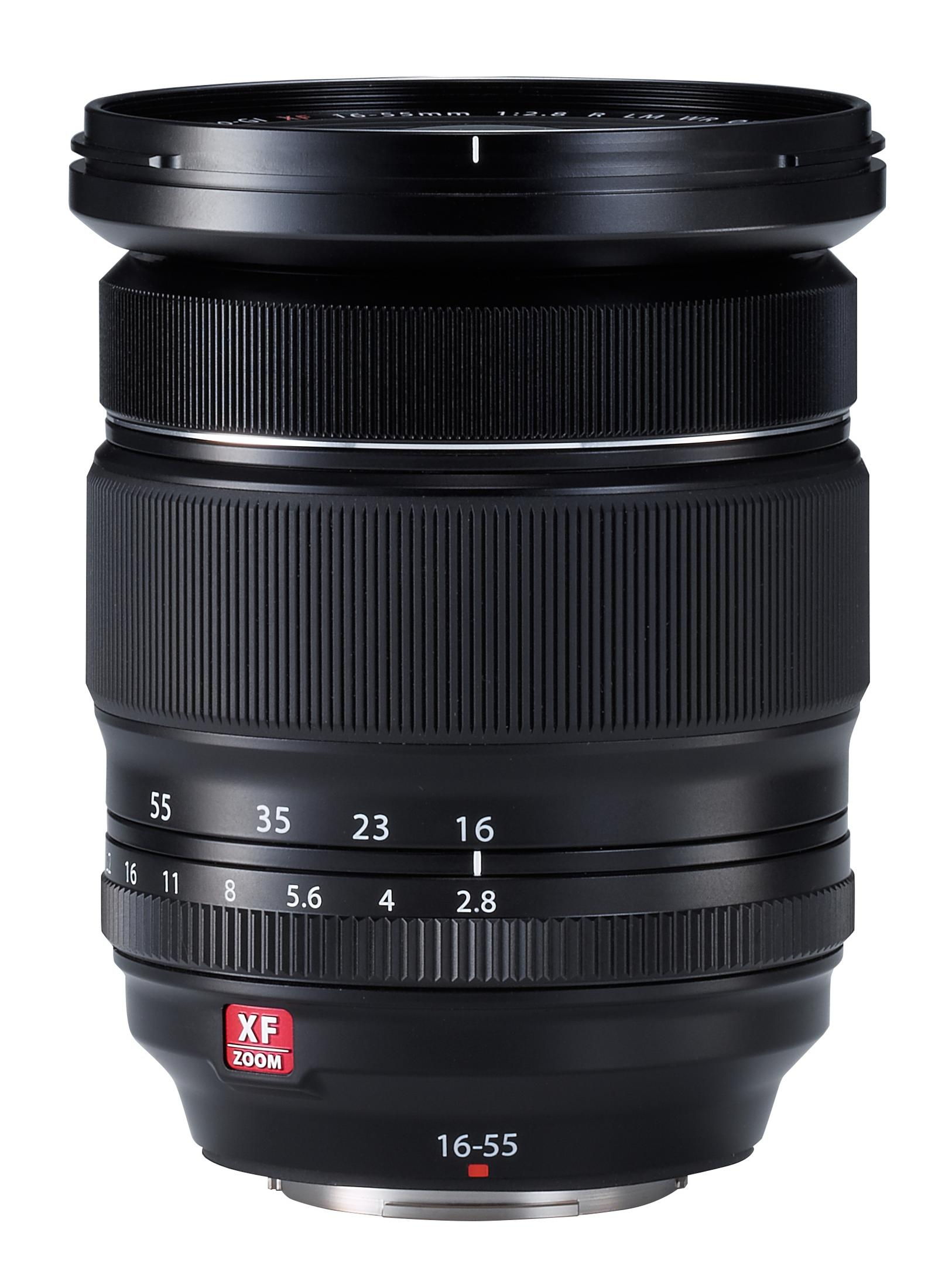 Ein schwarzes Kameraobjektiv mit Brennweiten- und Zoommarkierungen, gekennzeichnet mit 'XF ZOOM'.