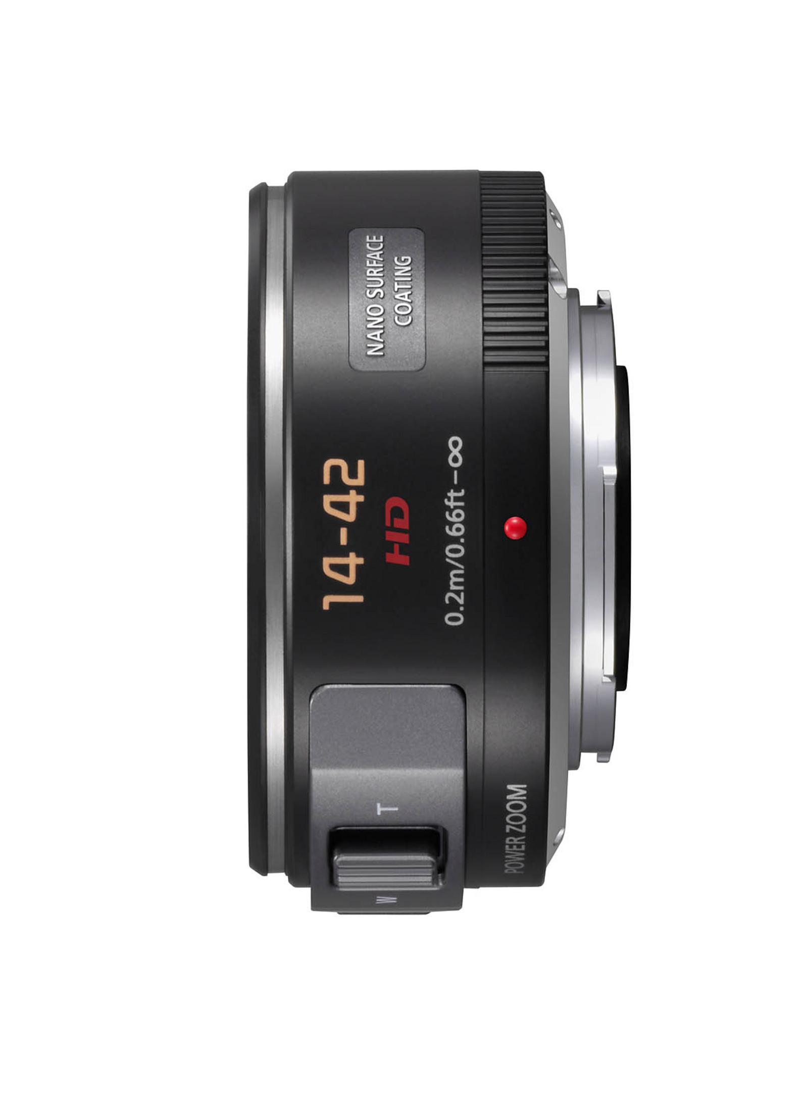 Czarny obiektyw aparatu. Ma tekst z boku: 14-42 HD. Obiektyw jest na białym tle.