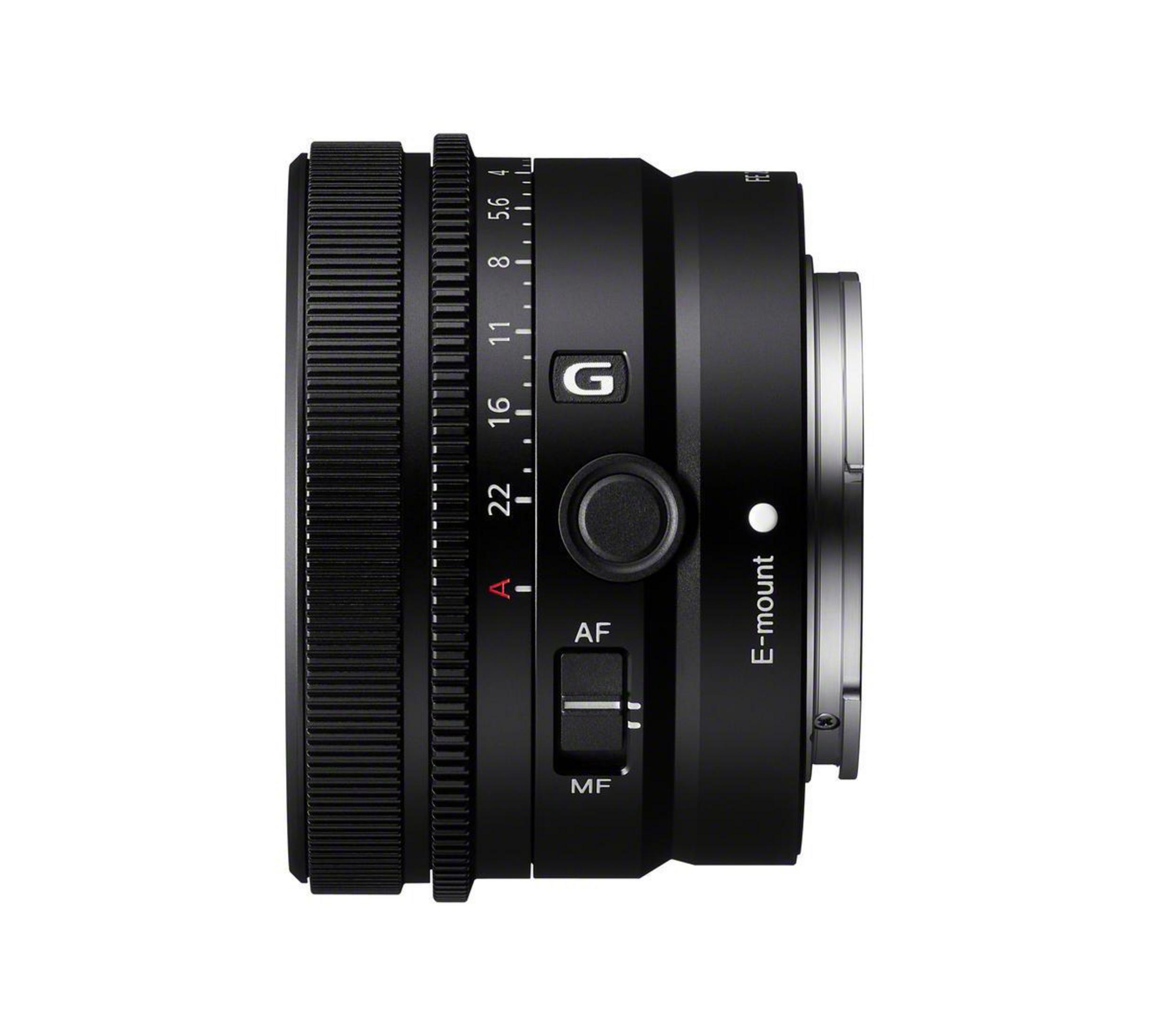 Ein schwarzes Sony E-Mount-Objektiv mit Fokus- und Blendensteuerung.