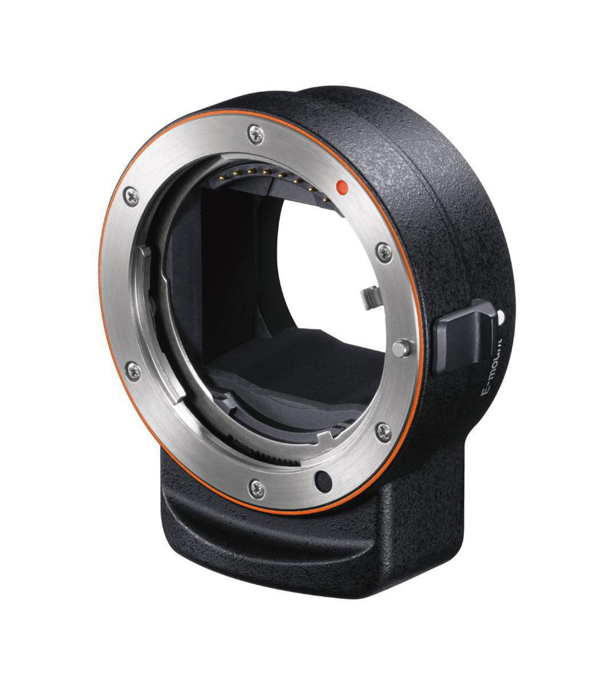 Schwarzer und silberner Objektivadapter. Er hat ein kreisförmiges Design mit Schrauben und einem orangefarbenen Ring.