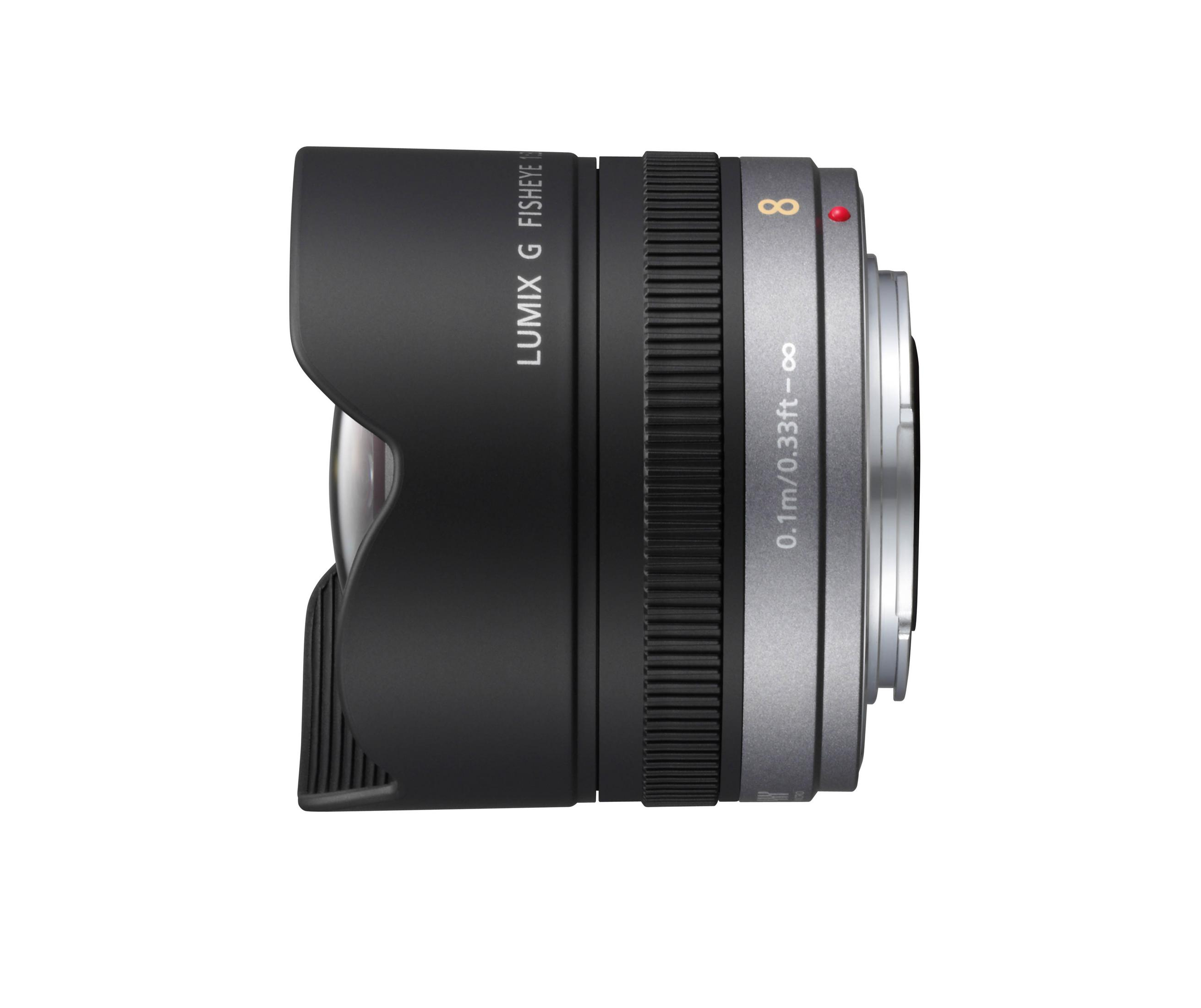 Un objectif d'appareil photo noir et argenté. Les mots LUMIX G FISHEYE sont imprimés sur le côté.