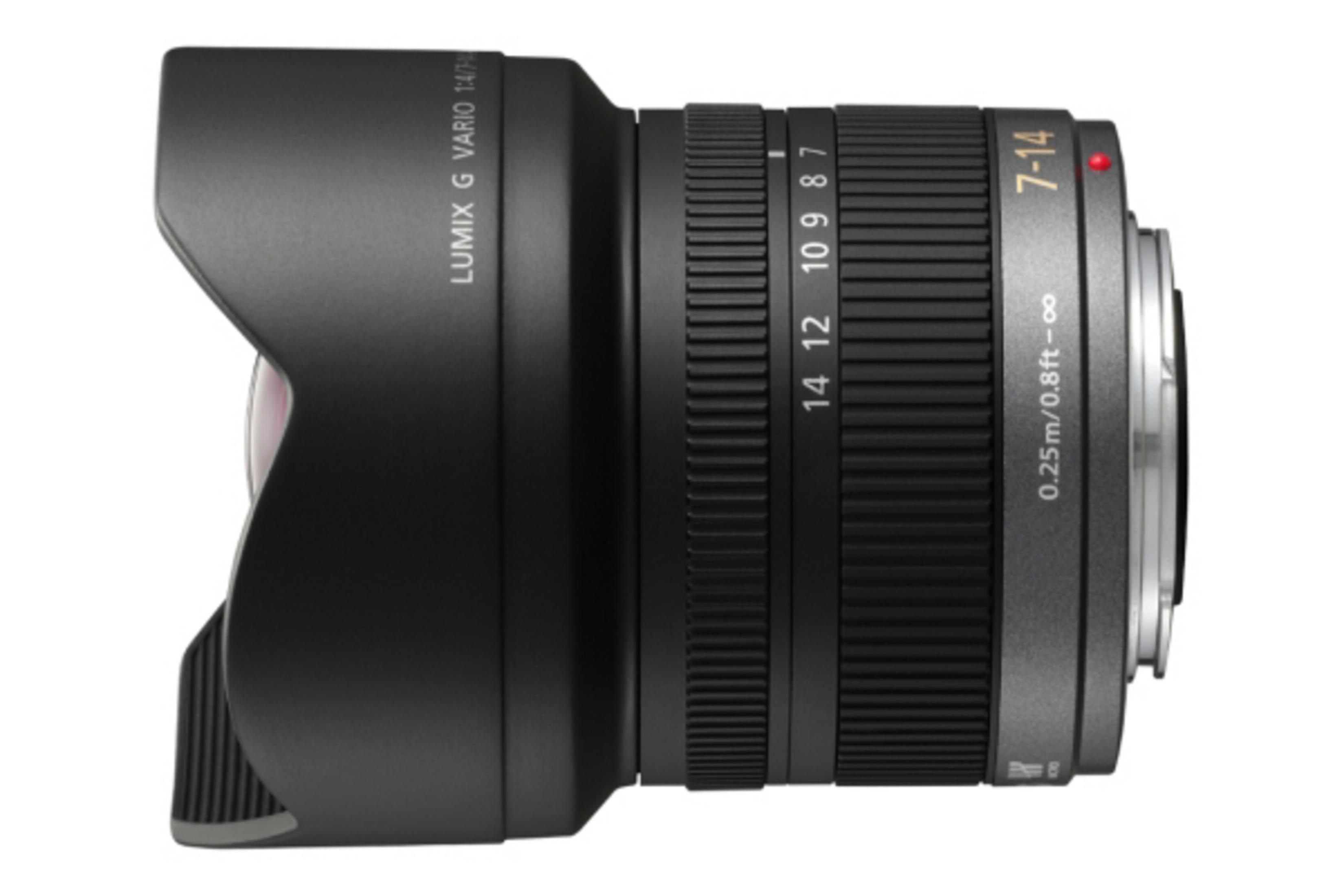 Lumix G Vario 7-14mm Objektiv vor weißem Hintergrund. Zeigt Objektivtubus und Linsen.