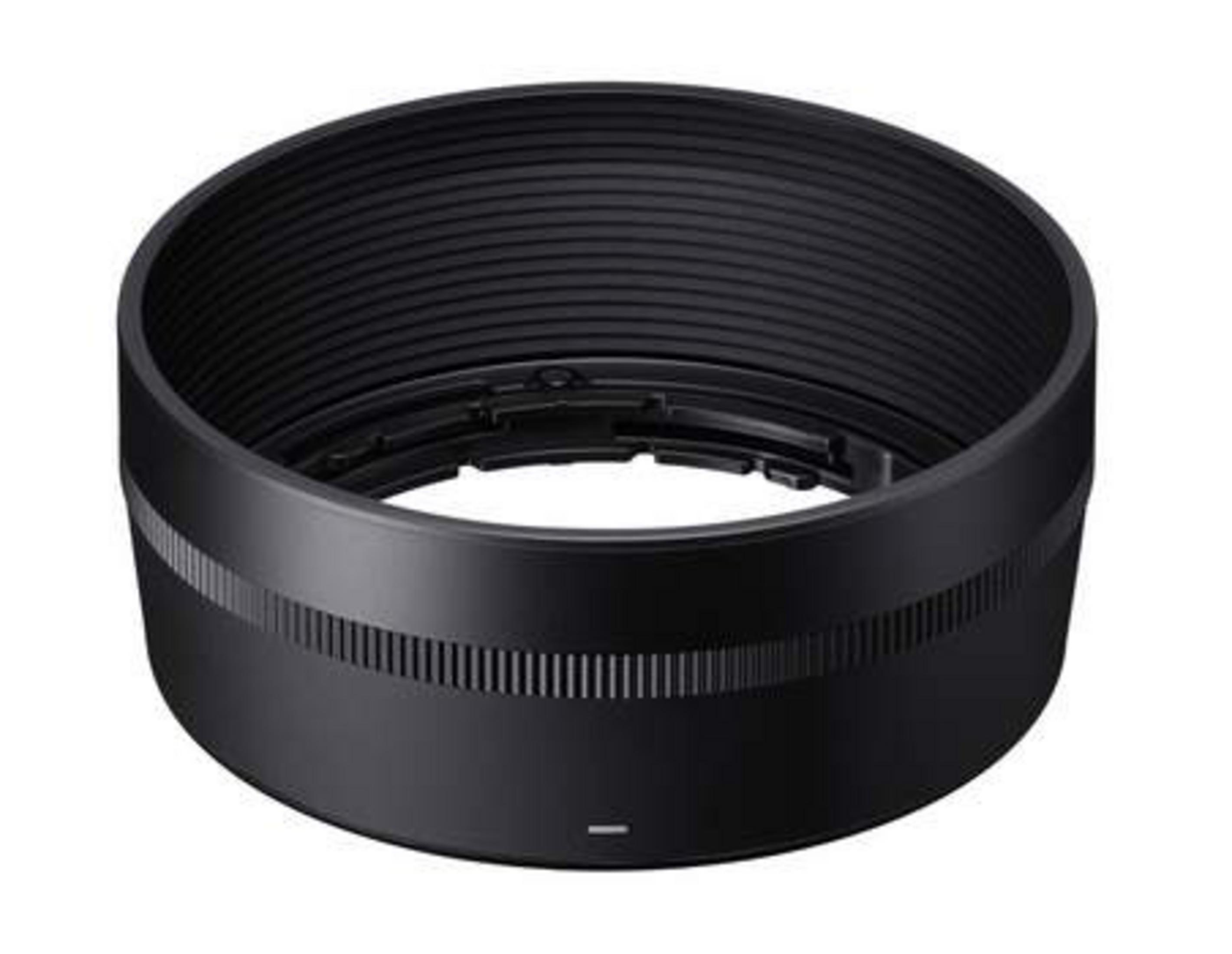 Czarna osłona przeciwsłoneczna obiektywu. Cylindryczny kształt z żebrowanym zewnętrzem i białym paskiem.