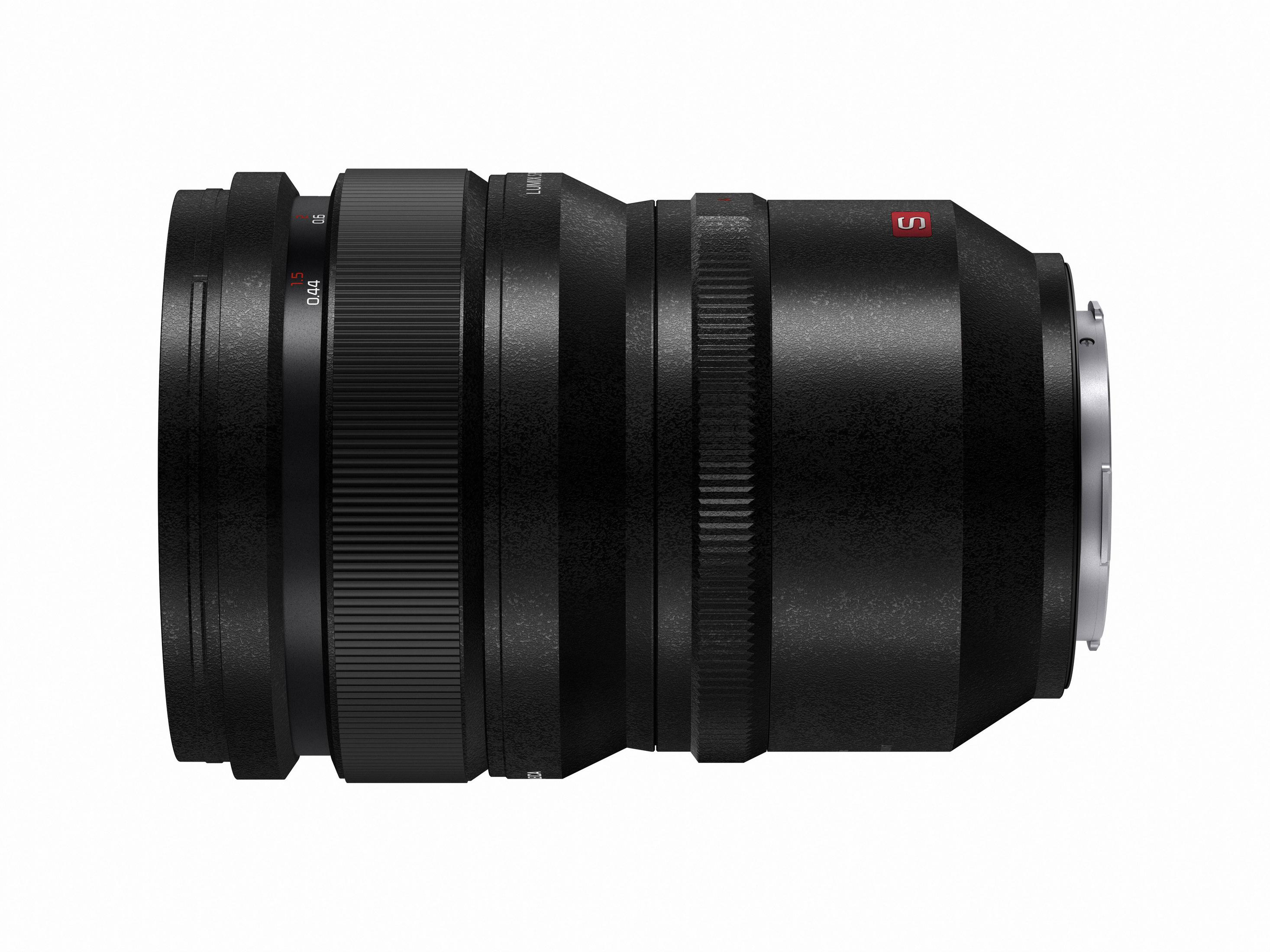 Obiettivo fotocamera nero con ghiere di messa a fuoco e zoom, etichettato Lumix.