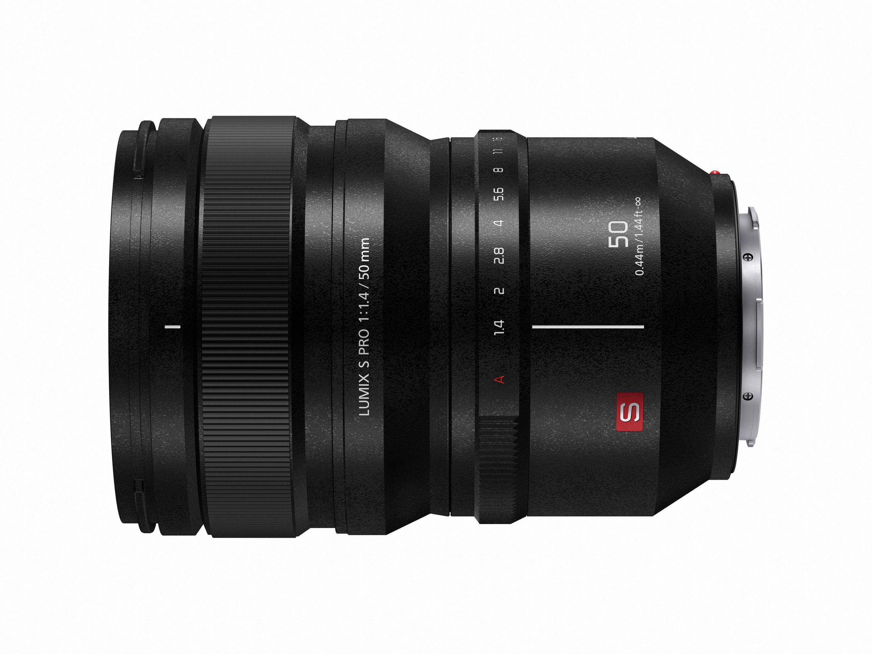 Obiettivo della fotocamera nero con segni. Ha un anello argentato ed è posto su sfondo bianco.