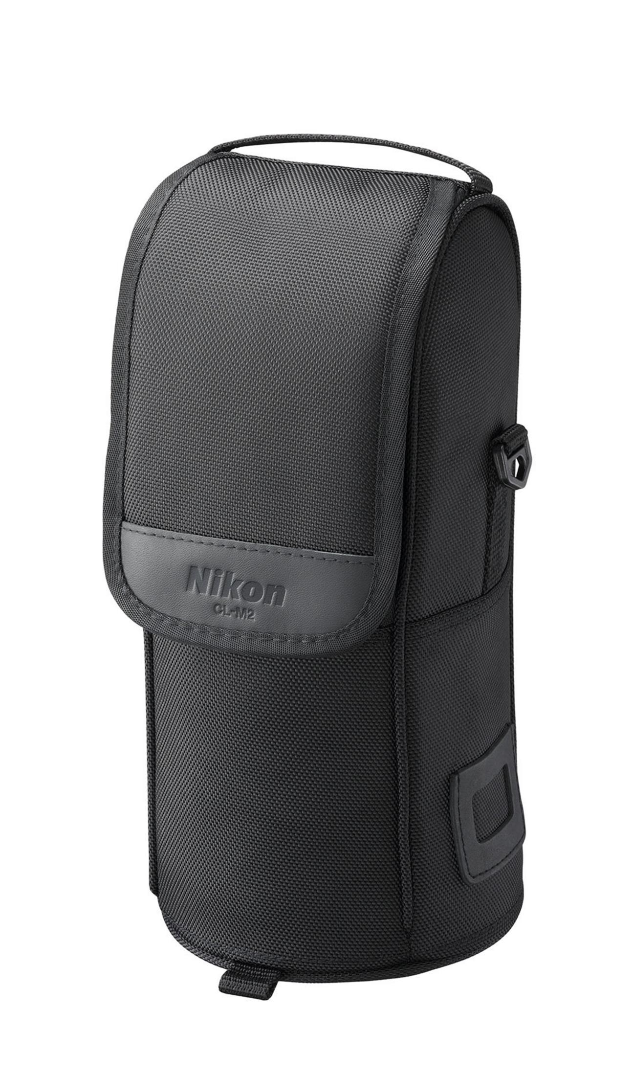 Eine schwarze Nikon-Objektivtasche mit einem Leder-Nikon-Logo. Sie ist zylindrisch.