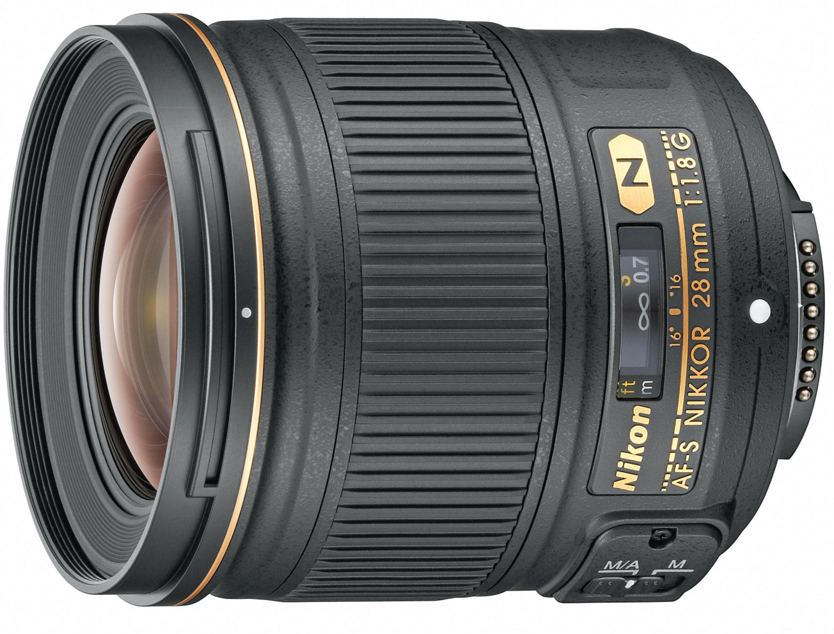Ein schwarzes Nikon 28mm f/1.8G-Objektiv mit Goldring und Markierungen auf weißem Hintergrund.