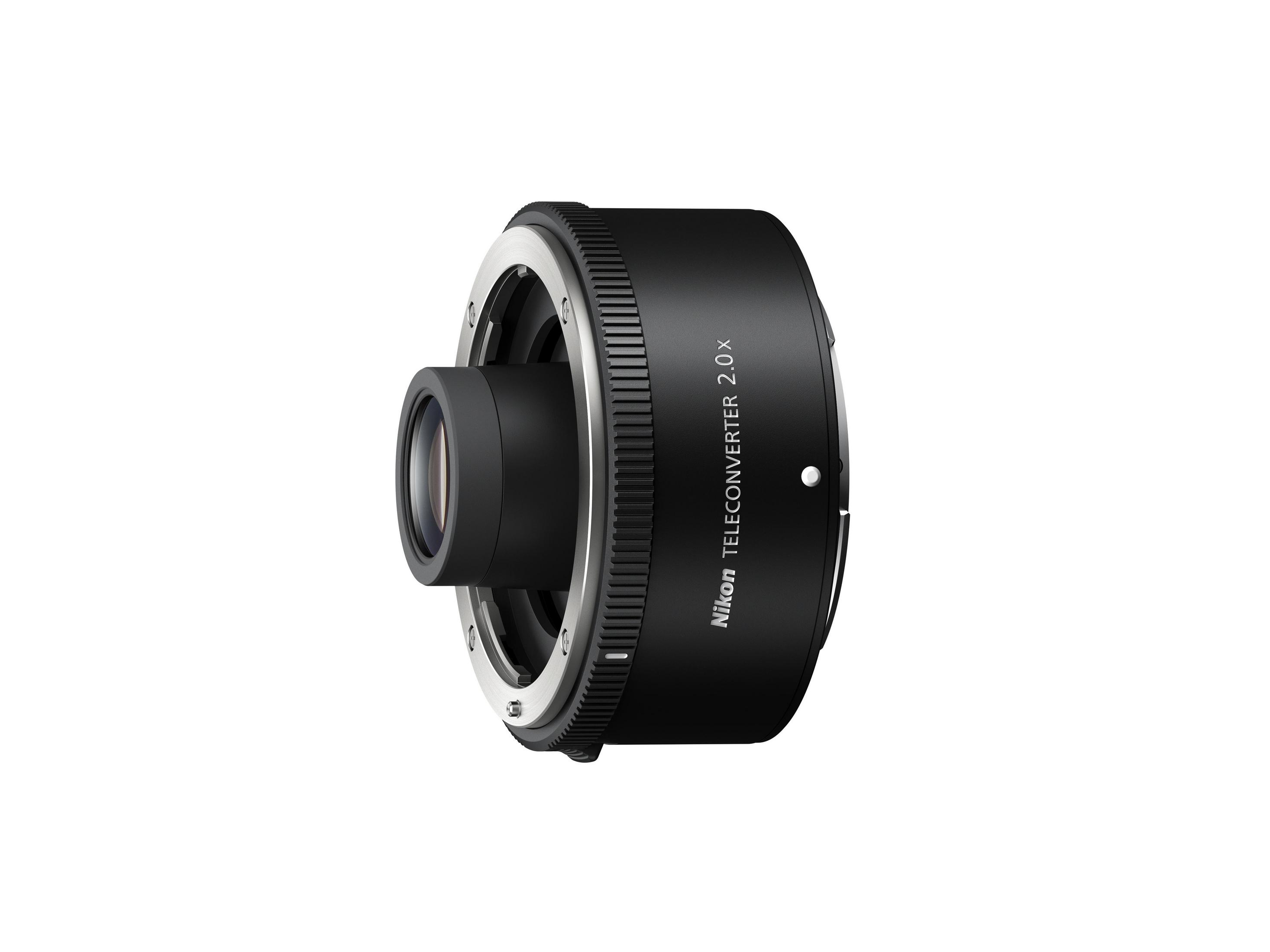 Beyaz zemin üzerinde siyah bir Nikon Teleconverter 2.0x lens. Dairesel bir şekle sahip.
