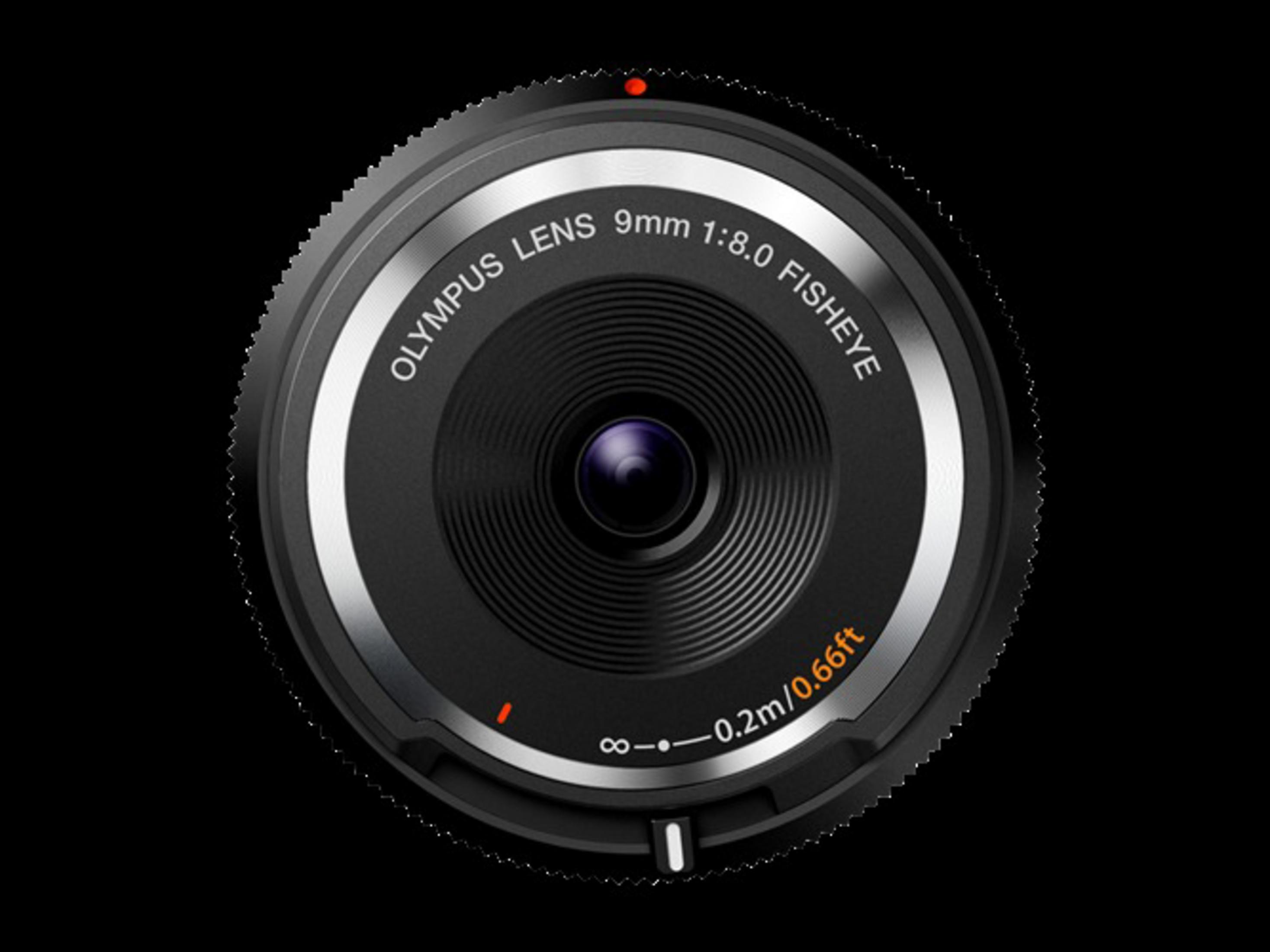Ein Olympus 9mm f/8 Fisheye-Objektiv, schwarz mit silbernen Details, auf schwarzem Hintergrund.
