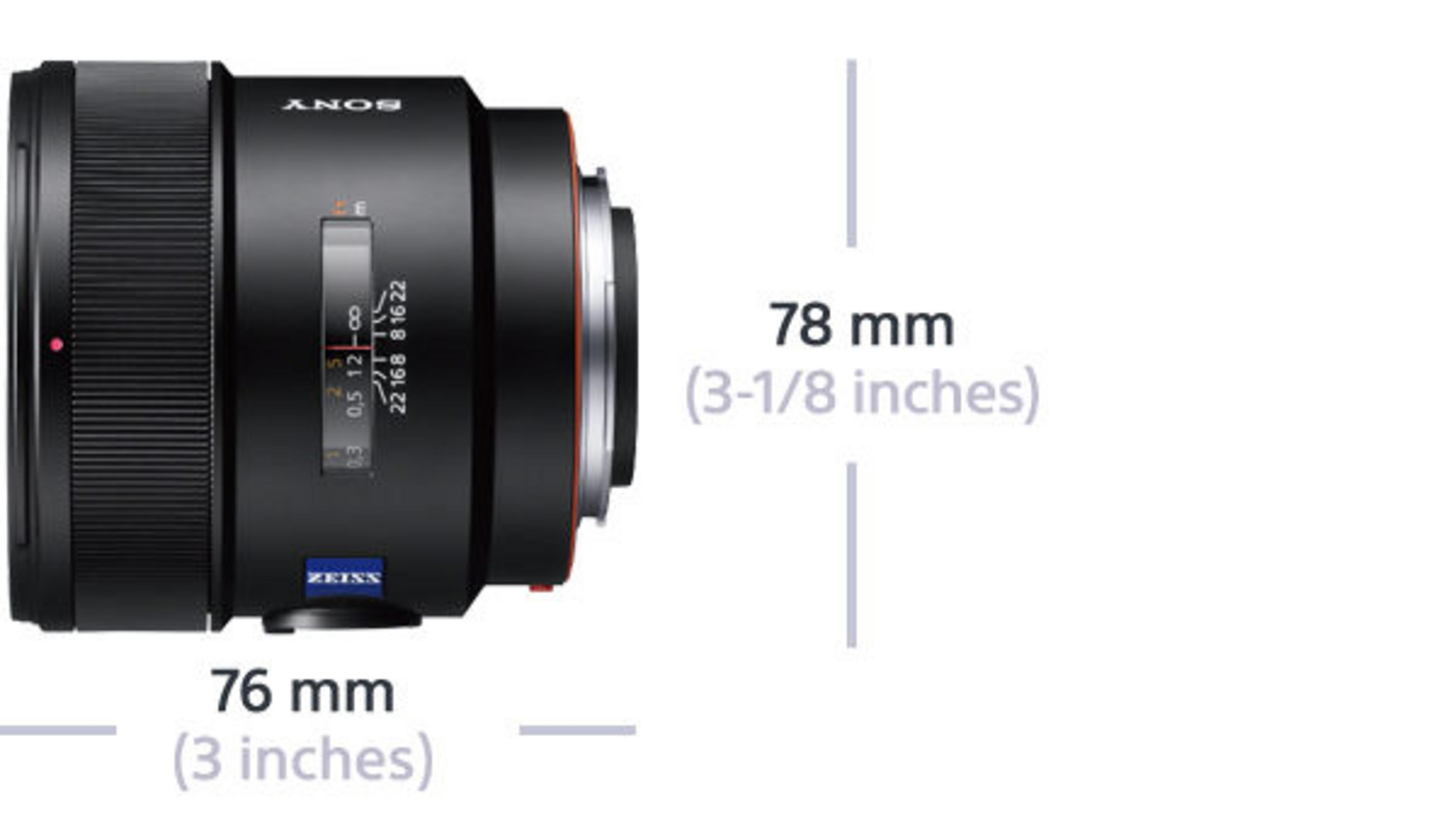 Ein schwarzes Kameraobjektiv mit den Maßen 76 mm und 78 mm, mit dem Markennamen Zeiss.