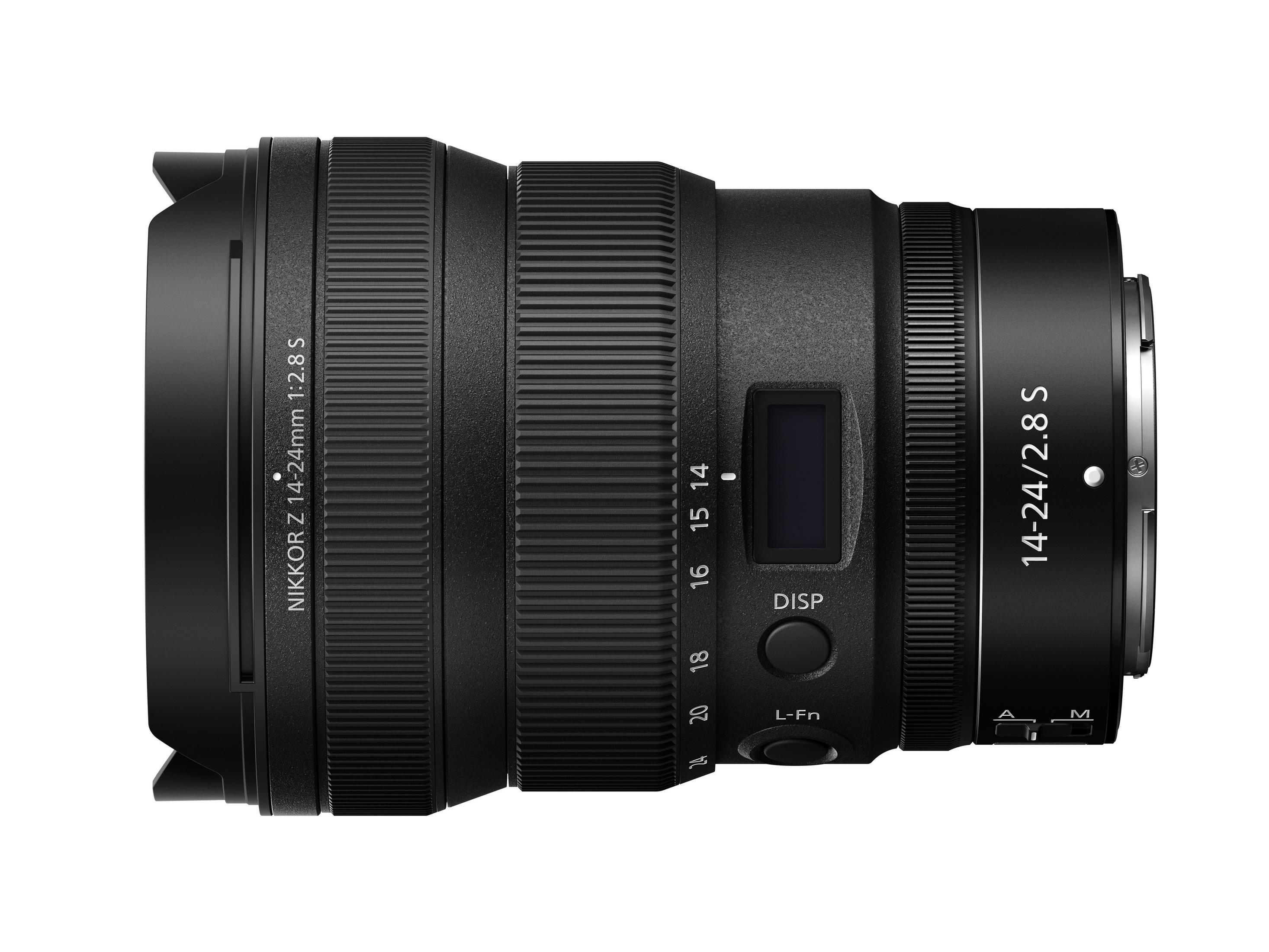 Lente Nikon NIKKOR 14-24mm 2.8 S sobre fondo blanco. Es un objetivo zoom gran angular.