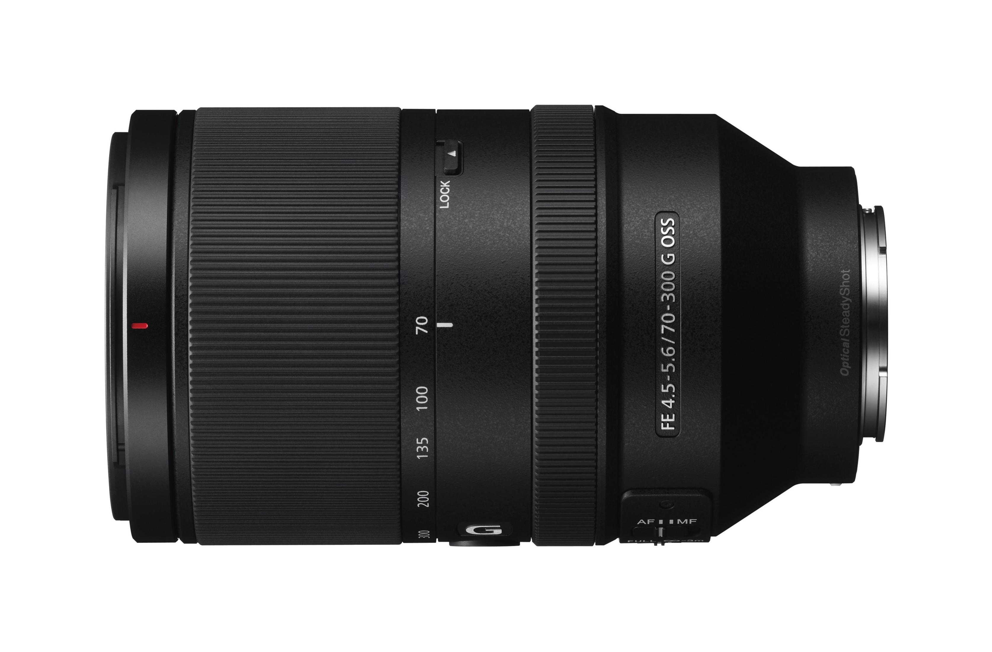 Czarny obiektyw aparatu o ogniskowej 70-300 mm, z białym tłem.