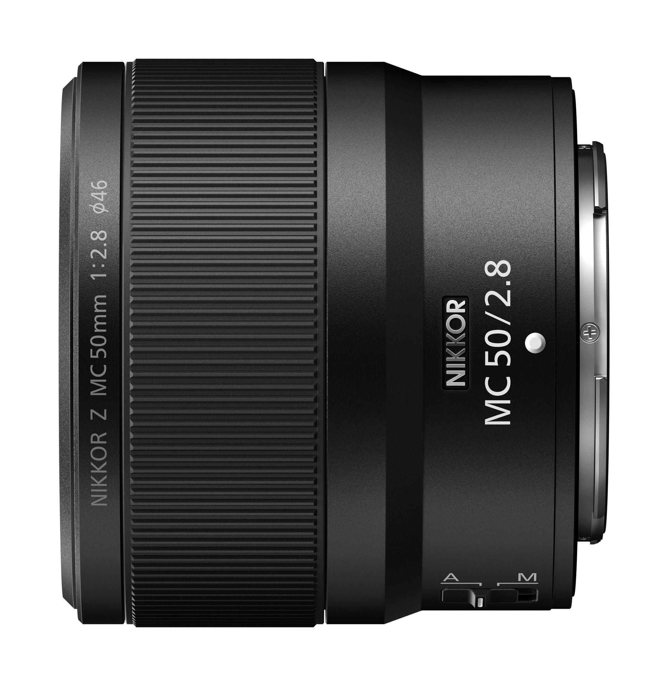 Obiettivo nero della fotocamera. Ha testo sul lato: NIKKOR MC 50mm 1:2.8. L'obiettivo è su sfondo bianco.
