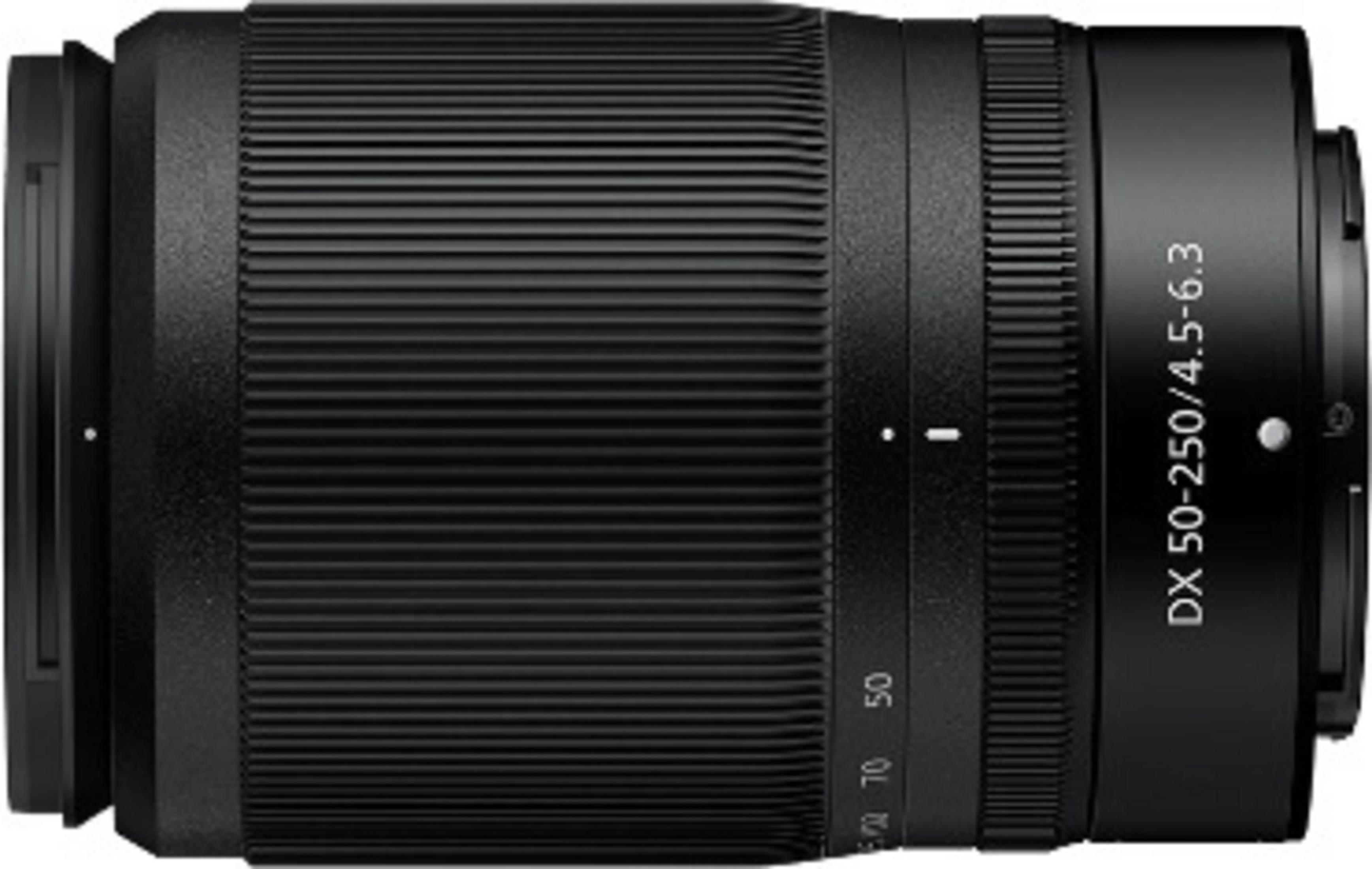 Żółty wodoodporny aparat pokazujący trzy kobiety w basenie, robiące selfie.