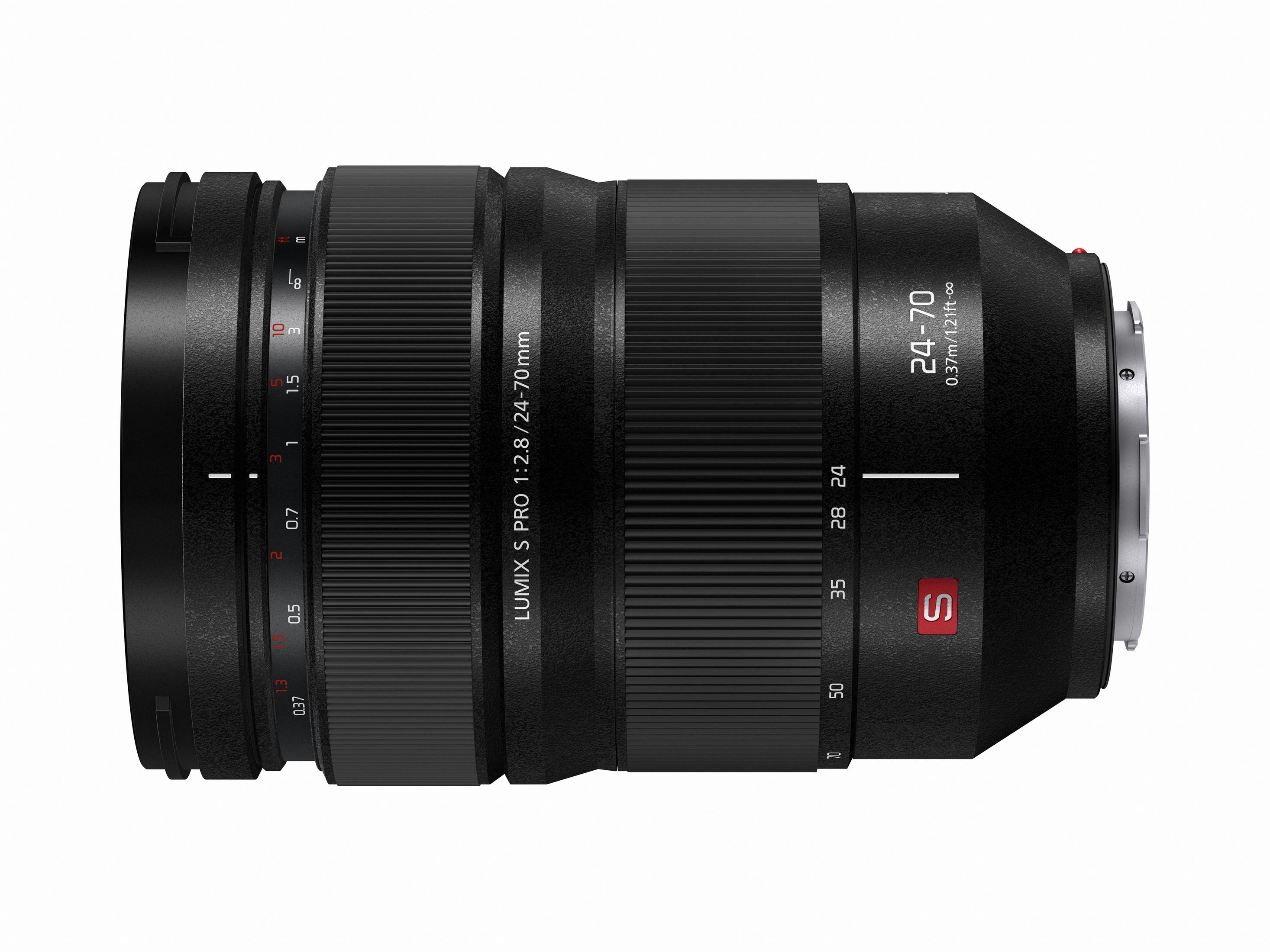 Schwarzes Lumix S Pro 24-70mm Kameraobjektiv. Es hat einen schwarzen Körper mit Markierungen.