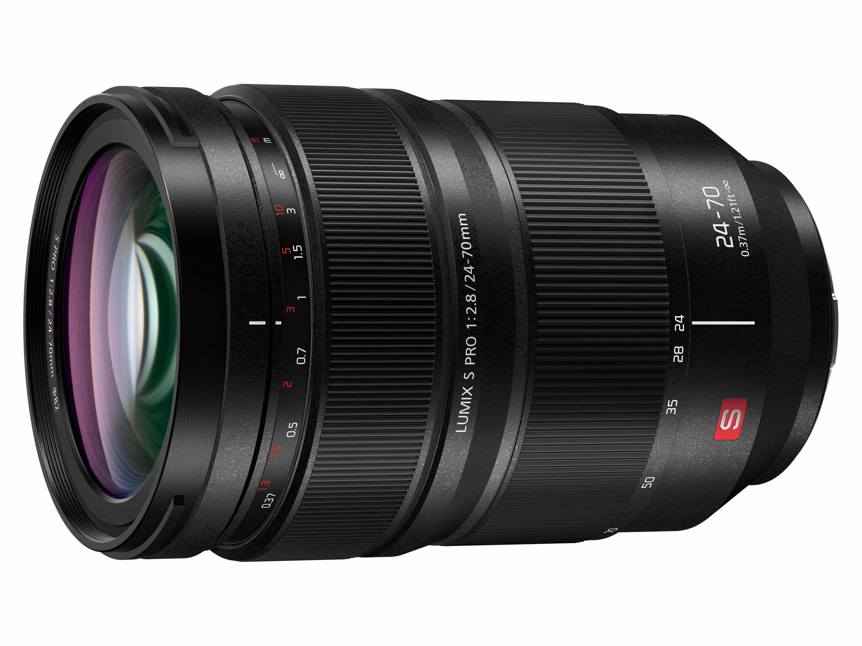 Schwarzes Kameraobjektiv mit Lumix S Pro-Branding, markiert mit Brennweiten und Blende.