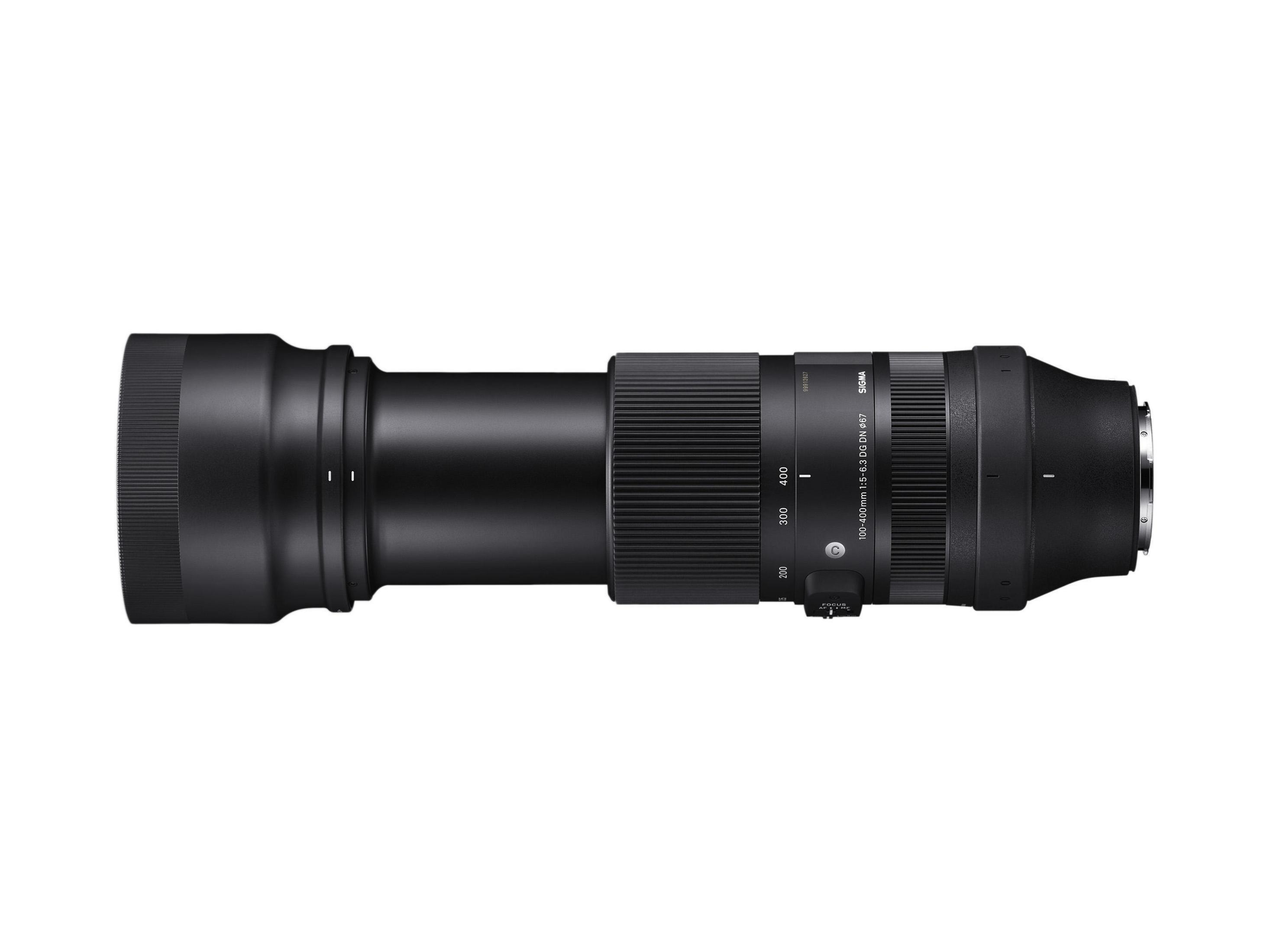 Zwarte cameralens met zonnekap bevestigd. Sigma-lens met markeringen.