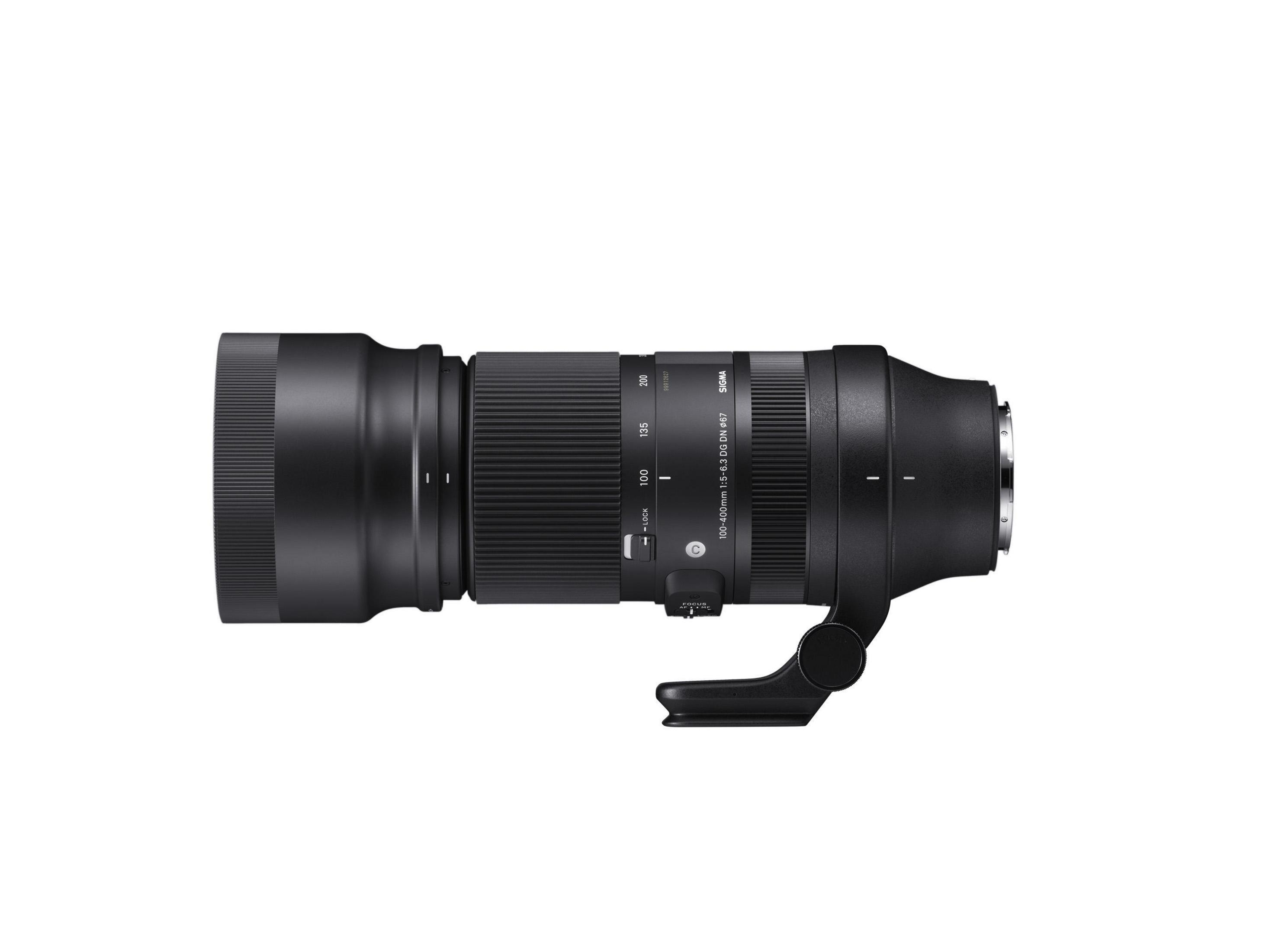 Een zwarte Sigma cameralens met brandpuntsafstandmarkeringen, geïsoleerd op wit.