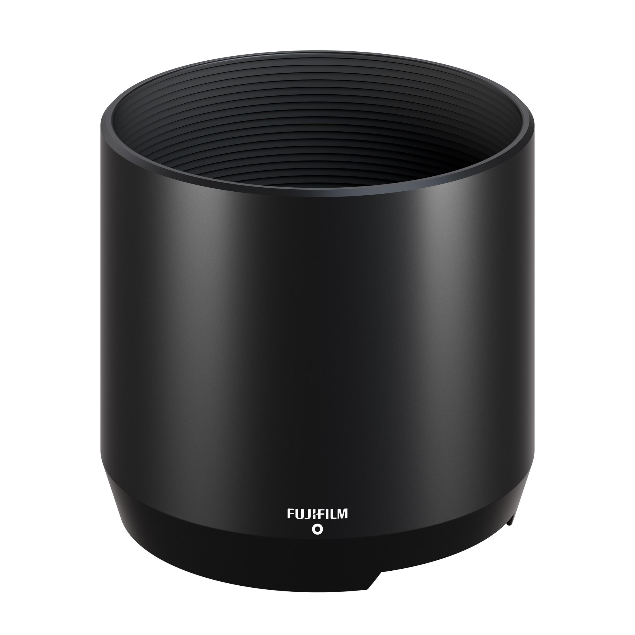 Czarna osłona przeciwsłoneczna z napisem 'FUJIFILM' u podstawy, na białym tle.