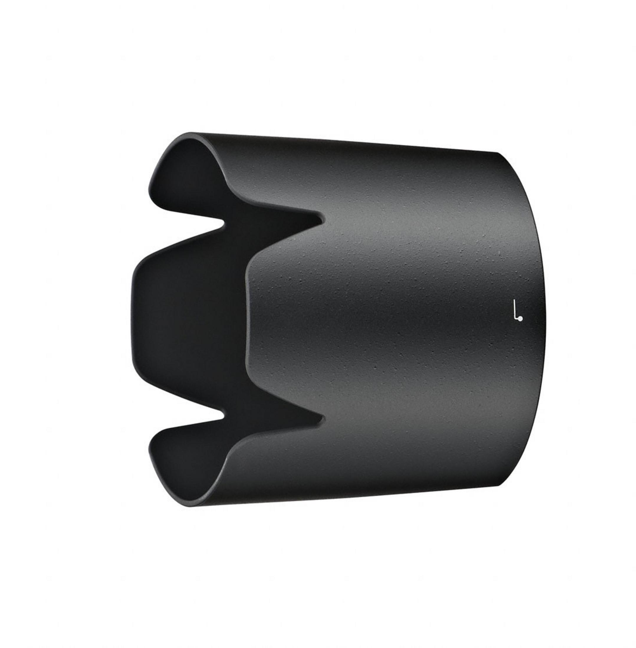 Schwarze Sonnenblende, ein Kamerazubehör. Sie ist gebogen und hat eine matte Oberfläche, auf weißem Hintergrund.