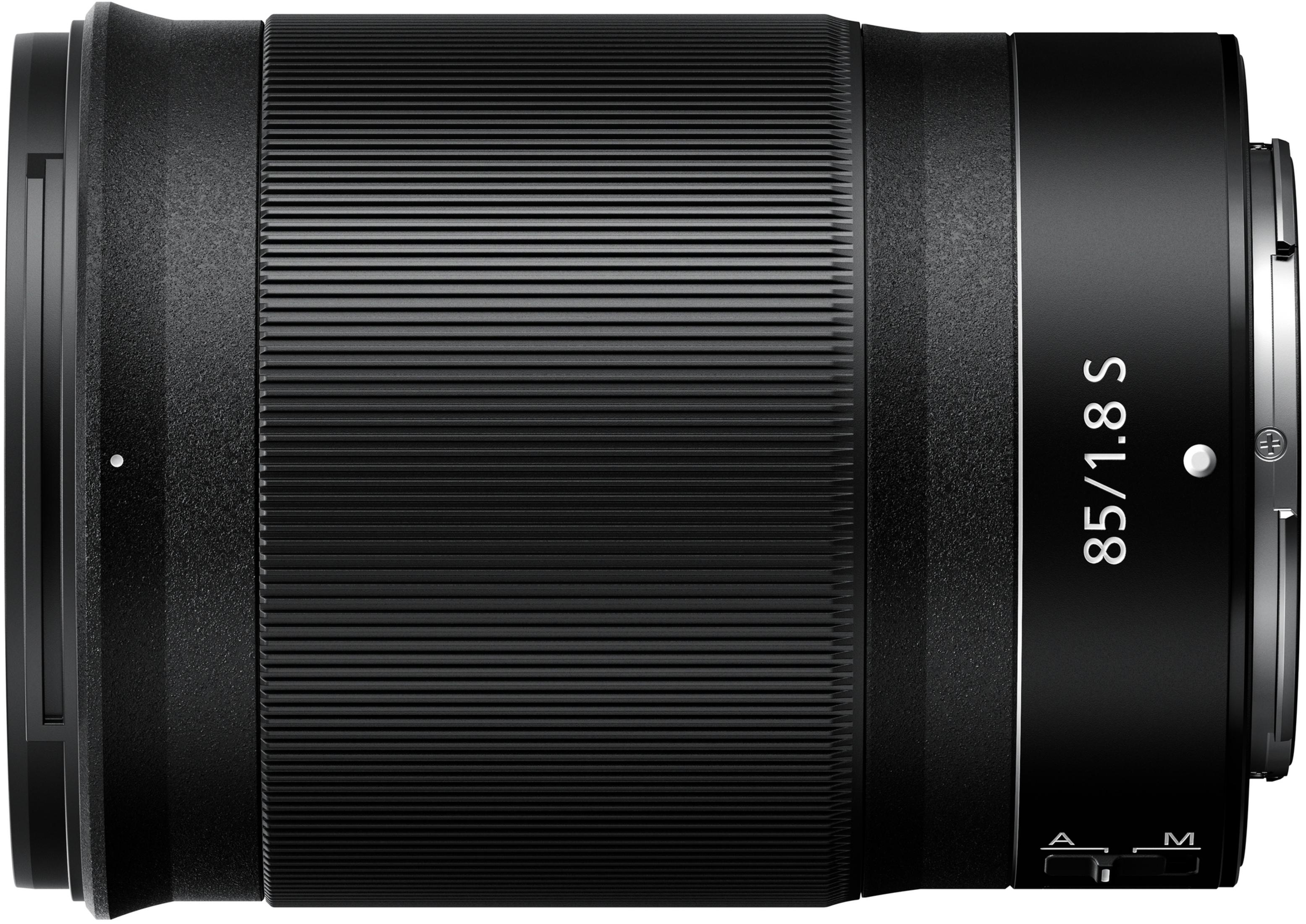 Ein schwarzes Nikon 85/1.8 S Objektiv mit Namen und Spezifikationen auf der Seite.