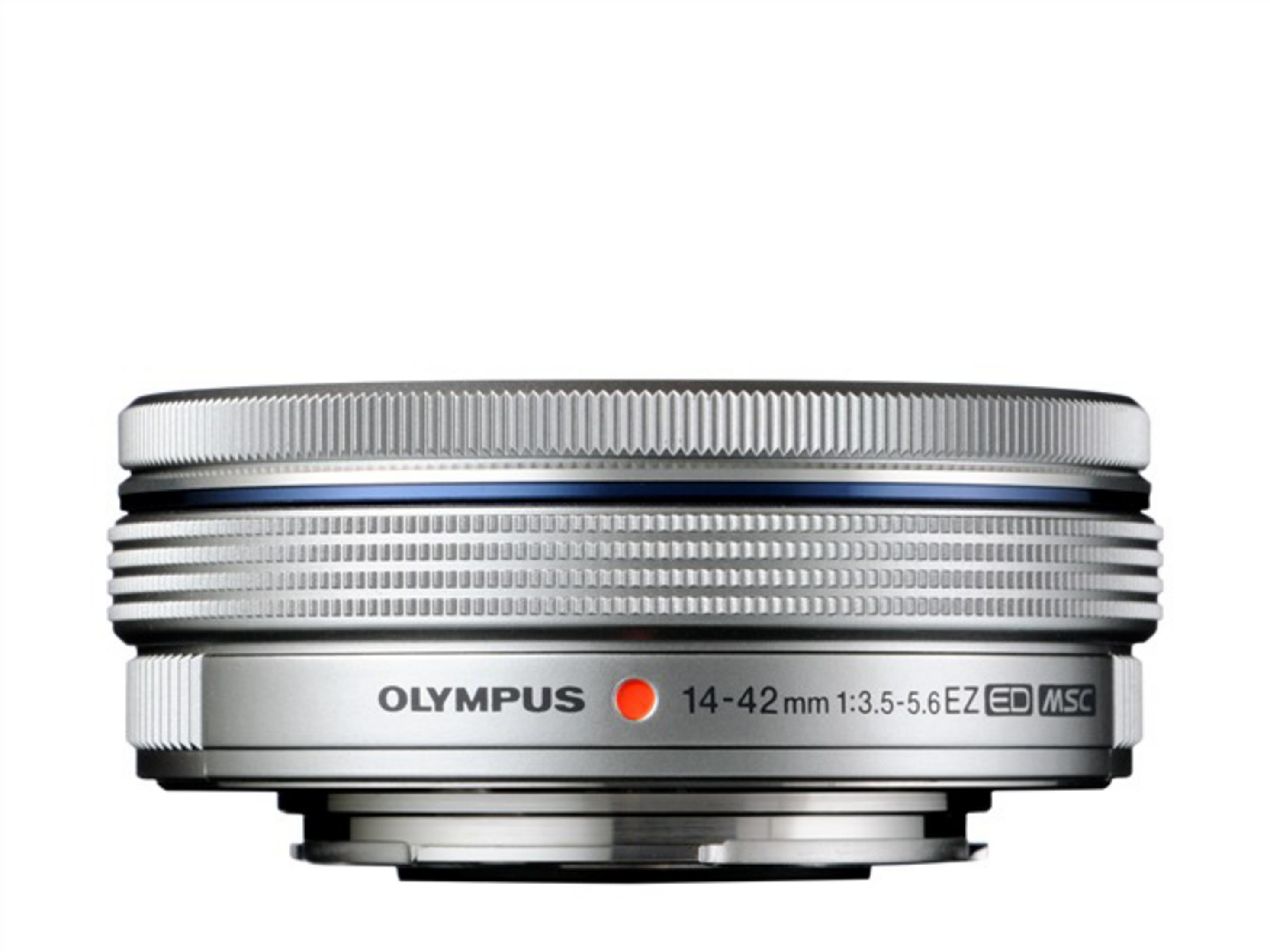 Zilveren Olympus cameralens met blauwe ring en merknaam. Witte achtergrond.