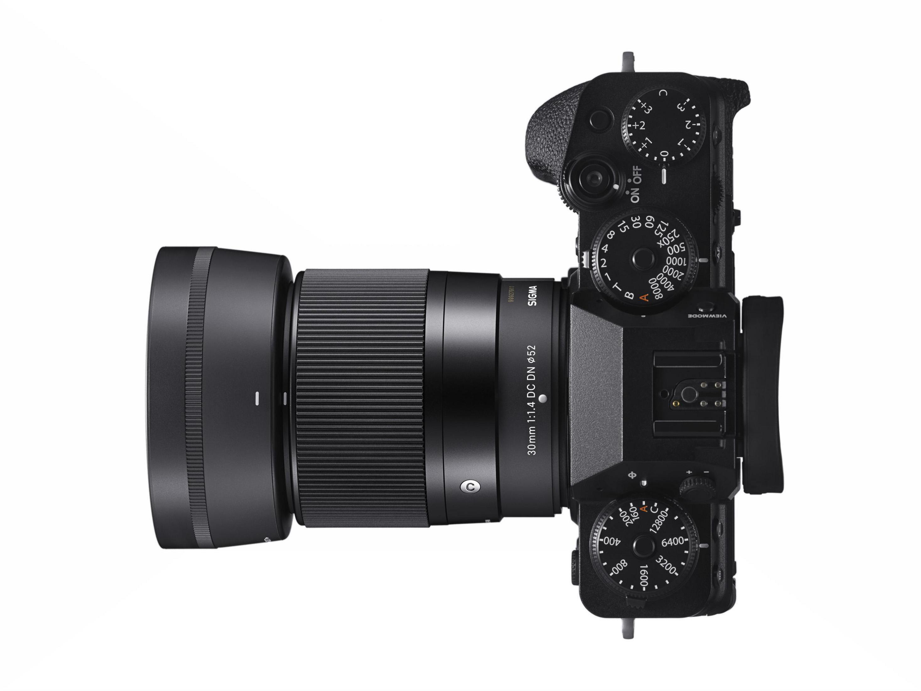 Widok z góry na czarny aparat z dołączonym obiektywem.